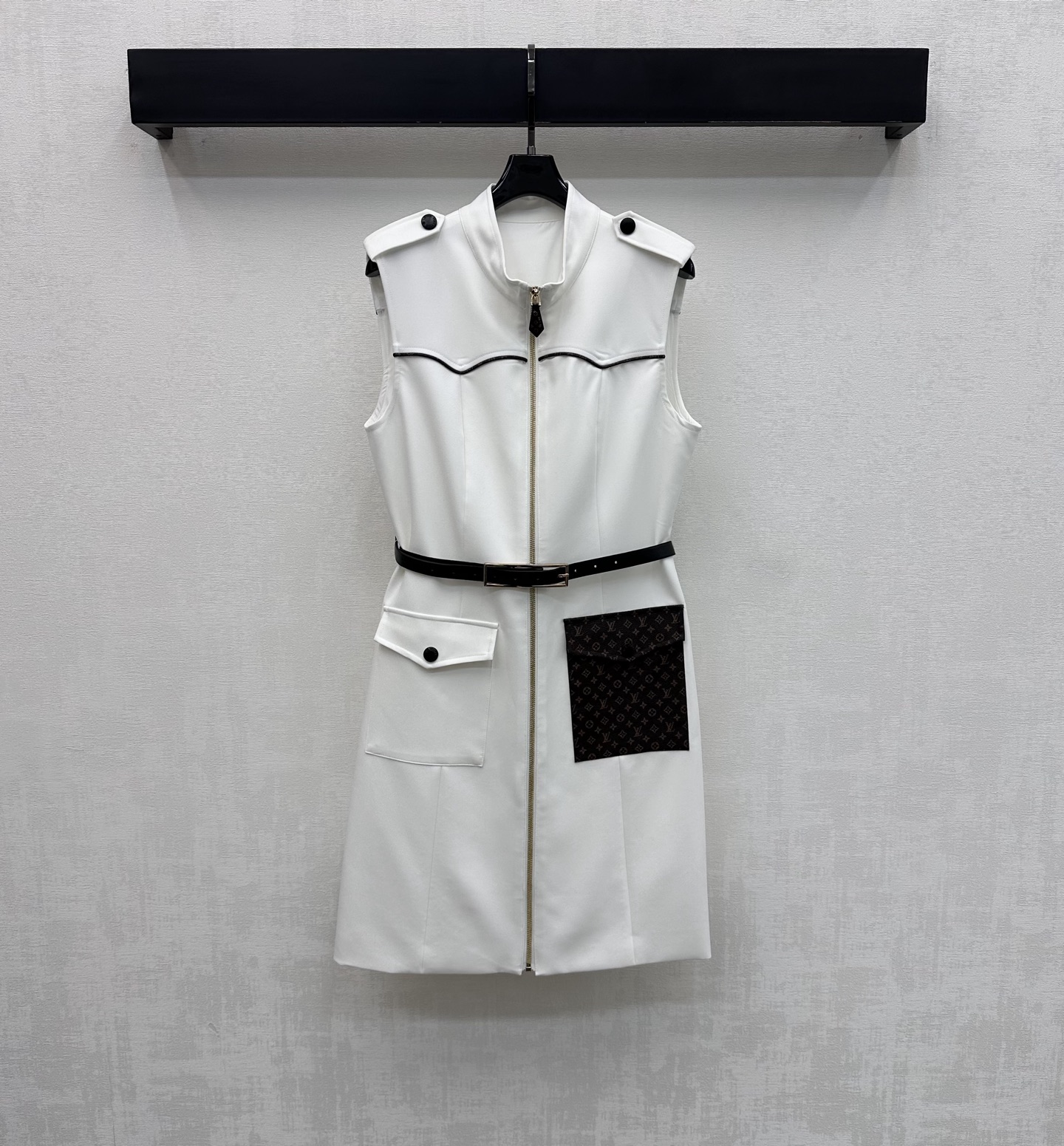 NO:752225,Louis Vuitto*2026 new arrivals Leather label pocket vest dress customized with YB imported cotton material Glossy, comfortable and stylish Leather label zipper adjustment complements the iconic four-leaf clover letter leather label pocket Highlighting the brand's tone Adjustable leather belt to match the straight silhouette and neat tailoring design Adds layering to the look Surface accessories development Stand collar zipper sleeveless dress cut Casual and high-end fashion High version 2 colors, louis vuitton, skirts,19860909Louis Vuitto*2026新品上架皮标口袋背心裙定制YB进口棉纶材质 光泽舒适有型 皮标拉链调节与标志性四叶草字母皮标口袋相得益彰 彰显品牌调性 皮革腰带调节收型配合直筒版型利落裁剪设计 增添造型层次感 面辅料开发 立领拉链无袖连衣裙剪裁 随意穿搭高级时髦   高版本2色,,louis vuitton,skirts,,Women's clothing