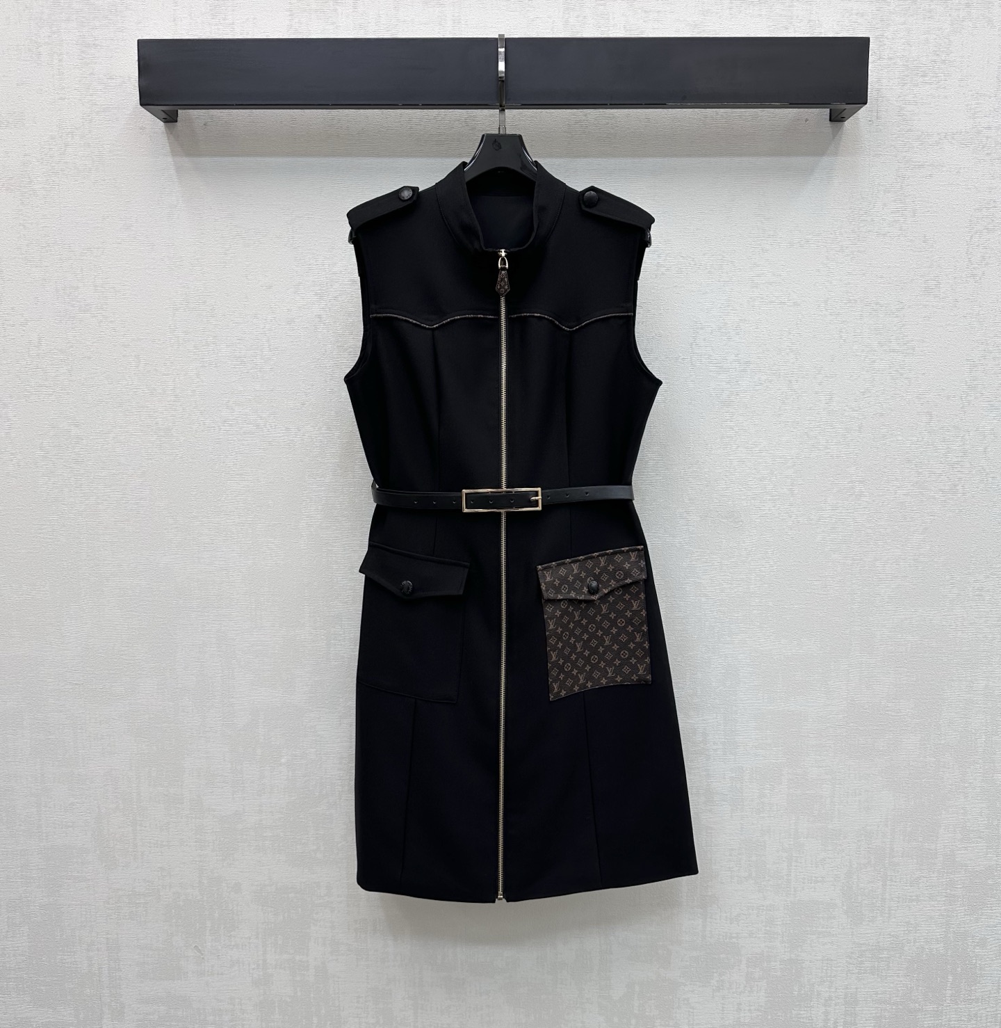 NO:752221,Louis Vuitto*2026 new arrivals Leather label pocket vest dress customized with YB imported cotton material Glossy, comfortable and stylish Leather label zipper adjustment complements the iconic four-leaf clover letter leather label pocket Highlighting the brand's tone Adjustable leather belt to match the straight silhouette and neat tailoring design Adds layering to the look Surface accessories development Stand collar zipper sleeveless dress cut Casual and high-end fashion High version 2 colors, louis vuitton, skirts,19860909Louis Vuitto*2026新品上架皮标口袋背心裙定制YB进口棉纶材质 光泽舒适有型 皮标拉链调节与标志性四叶草字母皮标口袋相得益彰 彰显品牌调性 皮革腰带调节收型配合直筒版型利落裁剪设计 增添造型层次感 面辅料开发 立领拉链无袖连衣裙剪裁 随意穿搭高级时髦   高版本2色,,louis vuitton,skirts,,Women's clothing