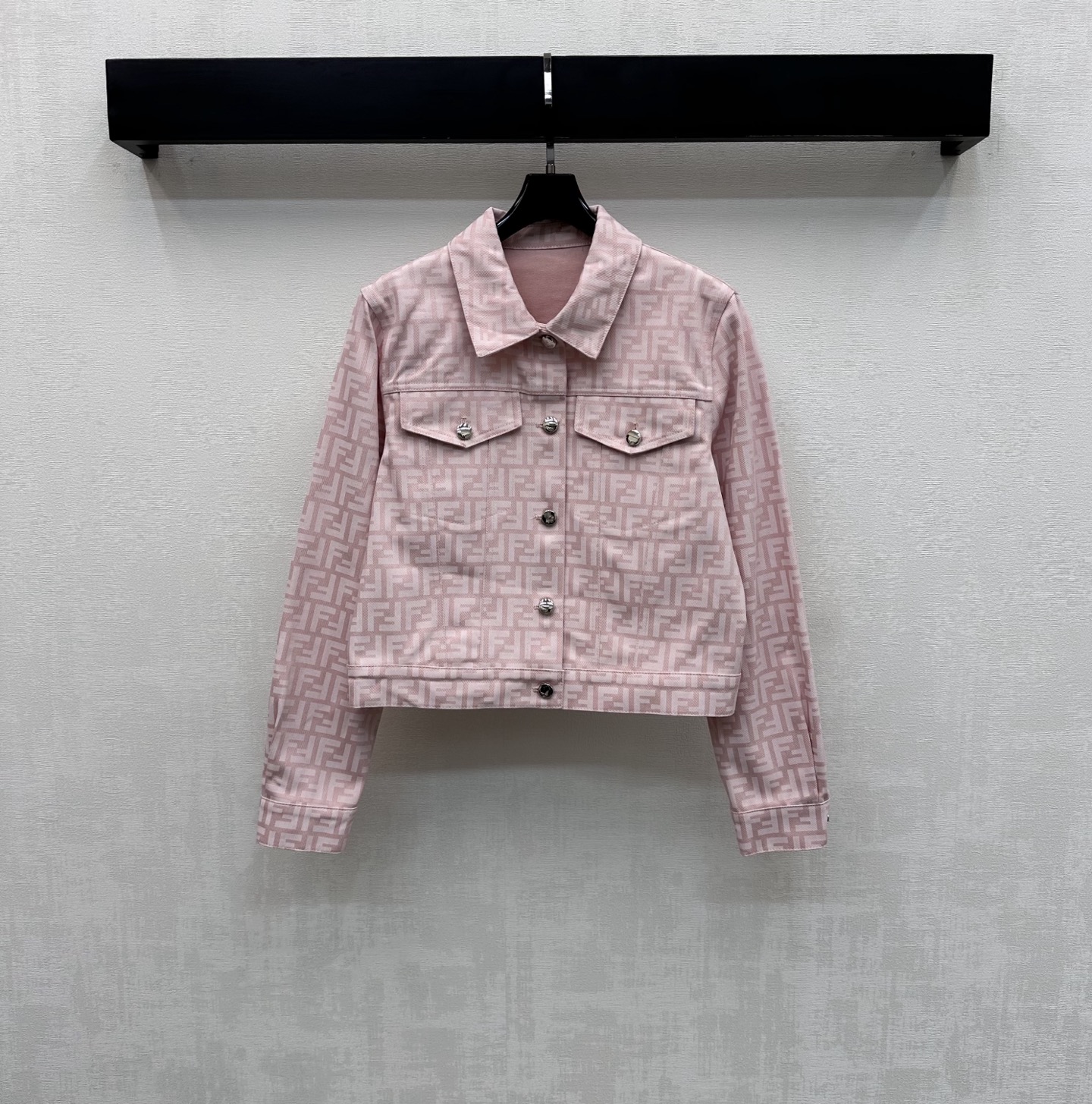 NO:752154,Fend*2026 new arrivals jacquard denim jacket jacket customized YB imported jacquard imported cotton denim material crisp and stylish with full appearance the iconic double F letter jacquard logo printed all over the body to highlight the brand tone placket button adjustment design with symmetrical flap decoration to add layering to the look surface accessories development lapel short jacket tailoring can be paired with long shorts of the same series perfect for commuting and dating to show the elegant sense of gold high version, fendi, shorts, jackets  & coats,jackets & coats,19860909Fend*2026新品上架提花牛仔夹克外套定制YB进口提花进口全棉牛仔材质 挺括有型 品相十足 通体满印标志性双F字母提花徽标 彰显品牌调性 开襟纽扣调节设计配合对称翻盖口装饰 增添造型层次感 面辅料开发 翻领短款夹克剪裁 可搭配同系列长短裤 通勤约会穿搭完美演绎优雅千金感  高版本,,fendi,shorts,jackets & coats,jackets & coats,,Women's clothing