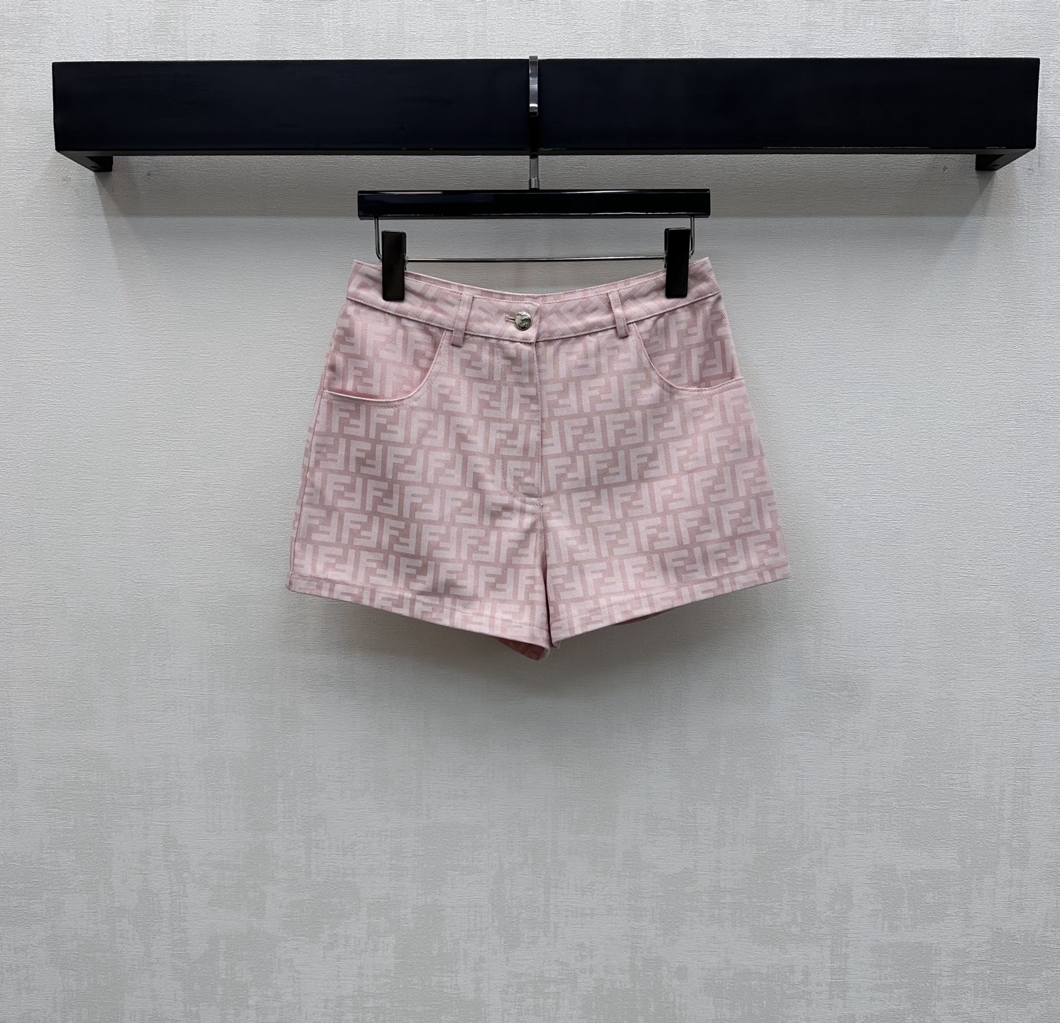 NO:752151,Fend*2026 new arrival jacquard denim shorts customized YB imported jacquard imported cotton denim material. Crisp and stylish, full of appearance. The iconic double F letter printing logo is printed all over the body to highlight the brand tone. The placket button adjustment design and symmetrical pocket decoration add a sense of layering to the look. Surface accessories development. Lapel short jacket tailoring. Can be paired with long shorts of the same series. Perfect for commuting and dating to show the sense of elegance. High version, fendi, shorts, jackets & coats,19860909Fend*2026新品上架提花牛仔短裤定制YB进口提花进口全棉牛仔材质 挺括有型 品相十足 通体满印标志性双F字母印花徽标 彰显品牌调性 开襟纽扣调节设计配合对称口袋装饰 增添造型层次感 面辅料开发 翻领短款夹克剪裁 可搭配同系列长短裤 通勤约会穿搭完美演绎优雅千金感  高版本,,fendi,shorts,jackets & coats,,Women's clothing