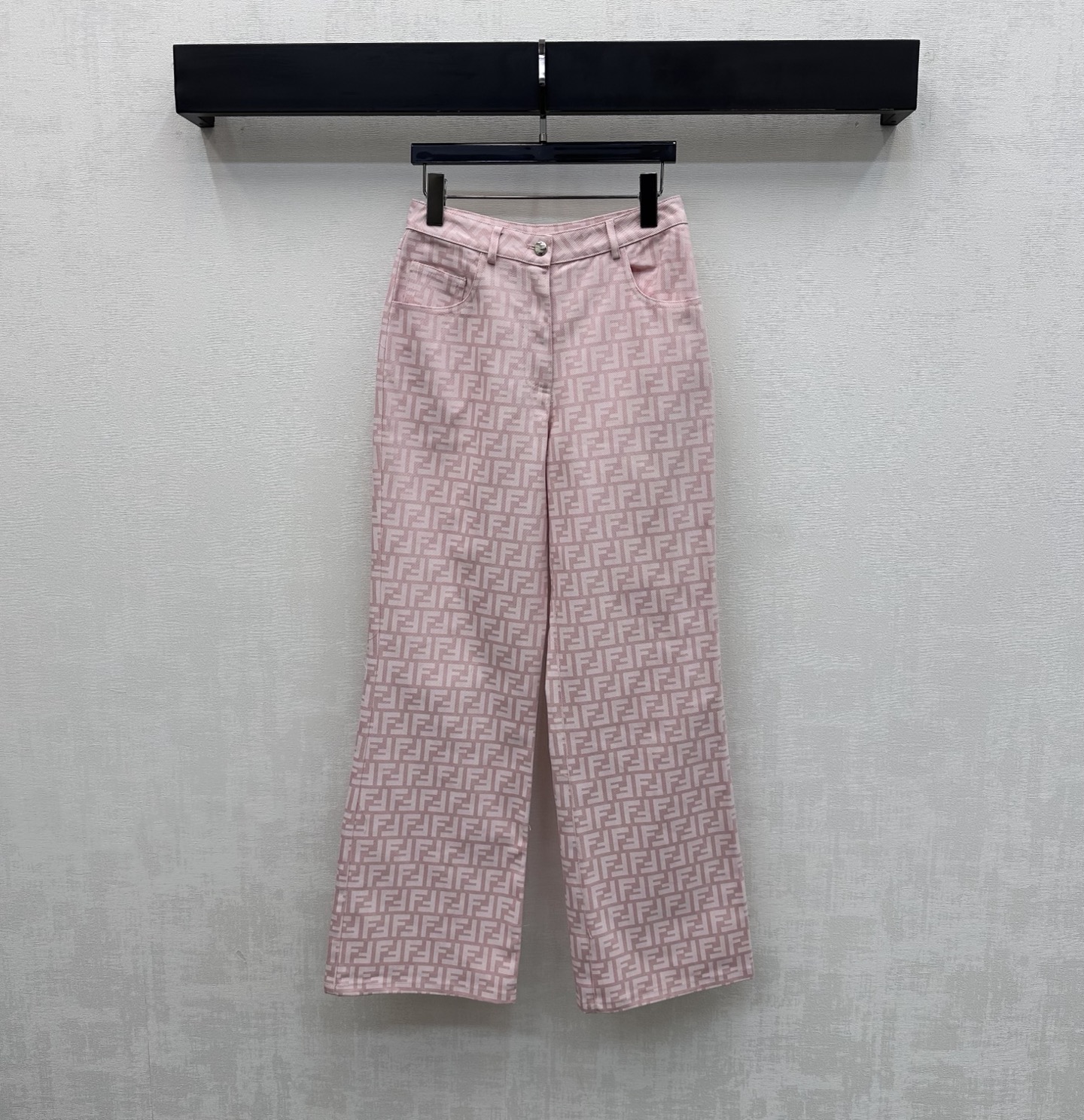 NO:752158,Fend*2026 new arrival jacquard denim wide-leg trousers customized YB imported jacquard imported 100% cotton denim material. Stiff and stylish, full of appearance. The iconic double F letter printing logo is printed all over the body to highlight the brand tone. The placket button adjustment design and symmetrical pocket decoration add a layered look. The development of surface accessories. High-waisted buttoned wide-leg trousers can be matched with jackets from the same series. Complete sets to perfectly demonstrate the elegant sense of gold. High version, fendi, jackets & coats,19860909Fend*2026新品上架提花牛仔阔腿长裤定制YB进口提花进口全棉牛仔材质 挺括有型 品相十足 通体满印标志性双F字母印花徽标 彰显品牌调性 开襟纽扣调节设计配合对称口袋装饰 增添造型层次感 面辅料开发 高腰系扣阔腿长裤剪裁 可搭配同系列夹克 成套穿搭完美演绎优雅千金感  高版本,,fendi,jackets & coats,,Women's clothing