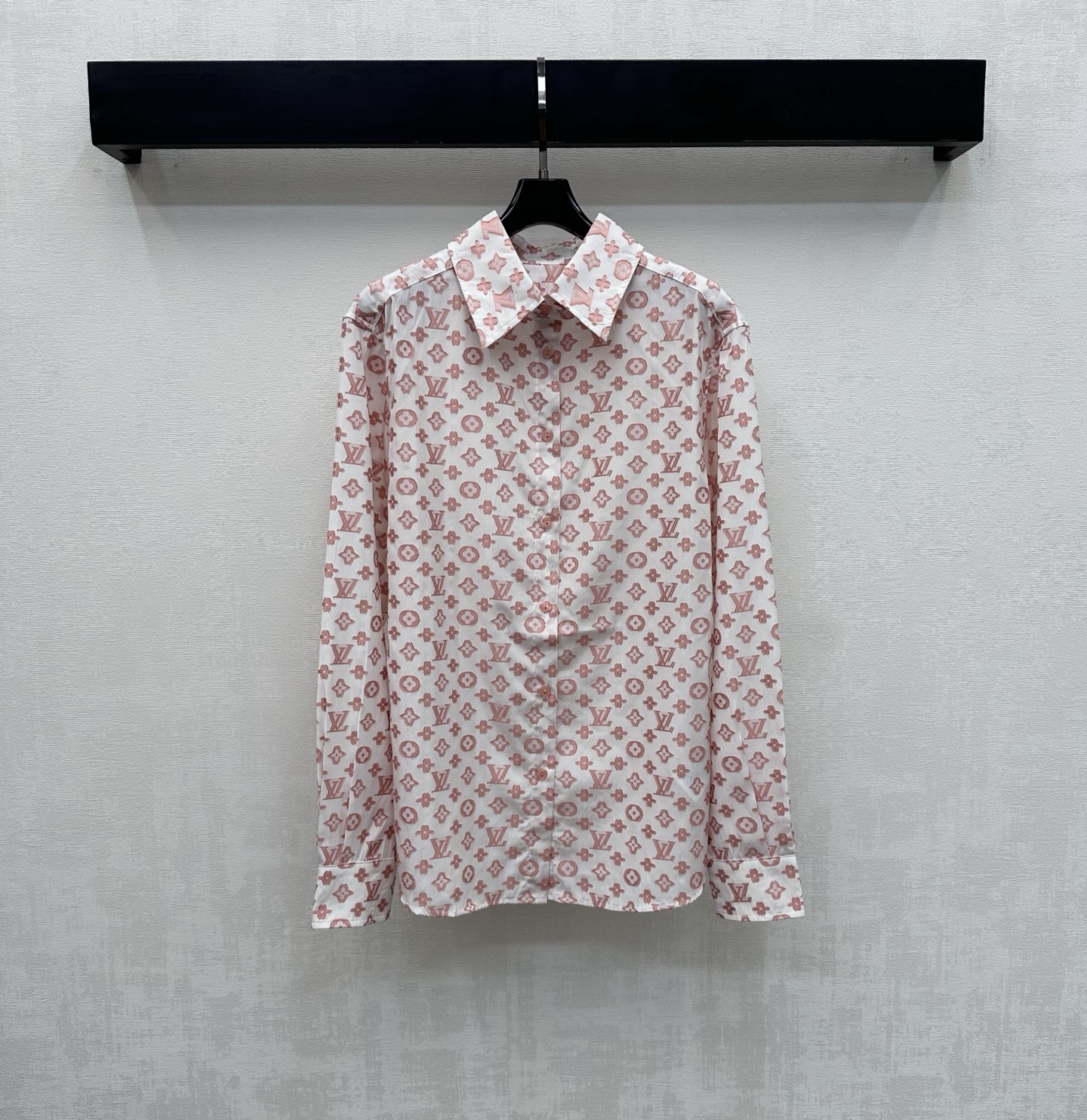 NO:752170,Louis Vuitto*2026 new arrivals jacquard front shoulder lapel shirt customized YB imported jacquard cotton material with obvious texture, breathable and comfortable. The iconic four-leaf clover letter jacquard logo element is all over the body to highlight the brand tone. The placket is still used to adjust the design with buttons of the same color to add a sense of layering. Surface accessories development. Lapel long-sleeved shirt tailoring. Can be paired with skirts from the same series. The complete set is fashionable and stylish. Suitable for daily commuting and appointments.  High version 2 colors,,louis vuitton,skirts,shirts,19860909Louis Vuitto*2026新品上架提花正肩翻领衬衣定制YB进口提花全棉材质 肌理明显 透气舒适 通体满铺标志性四叶草字母提花徽标元素 彰显品牌调性 沿用开襟同色系纽扣调节设计 增添造型层次感 面辅料开发 翻领长袖衬衫剪裁 可搭配同系列半裙 成套穿搭时髦洋气 日常通勤约会均适配  高版本2色,,louis vuitton,skirts,shirts,,Women's clothing