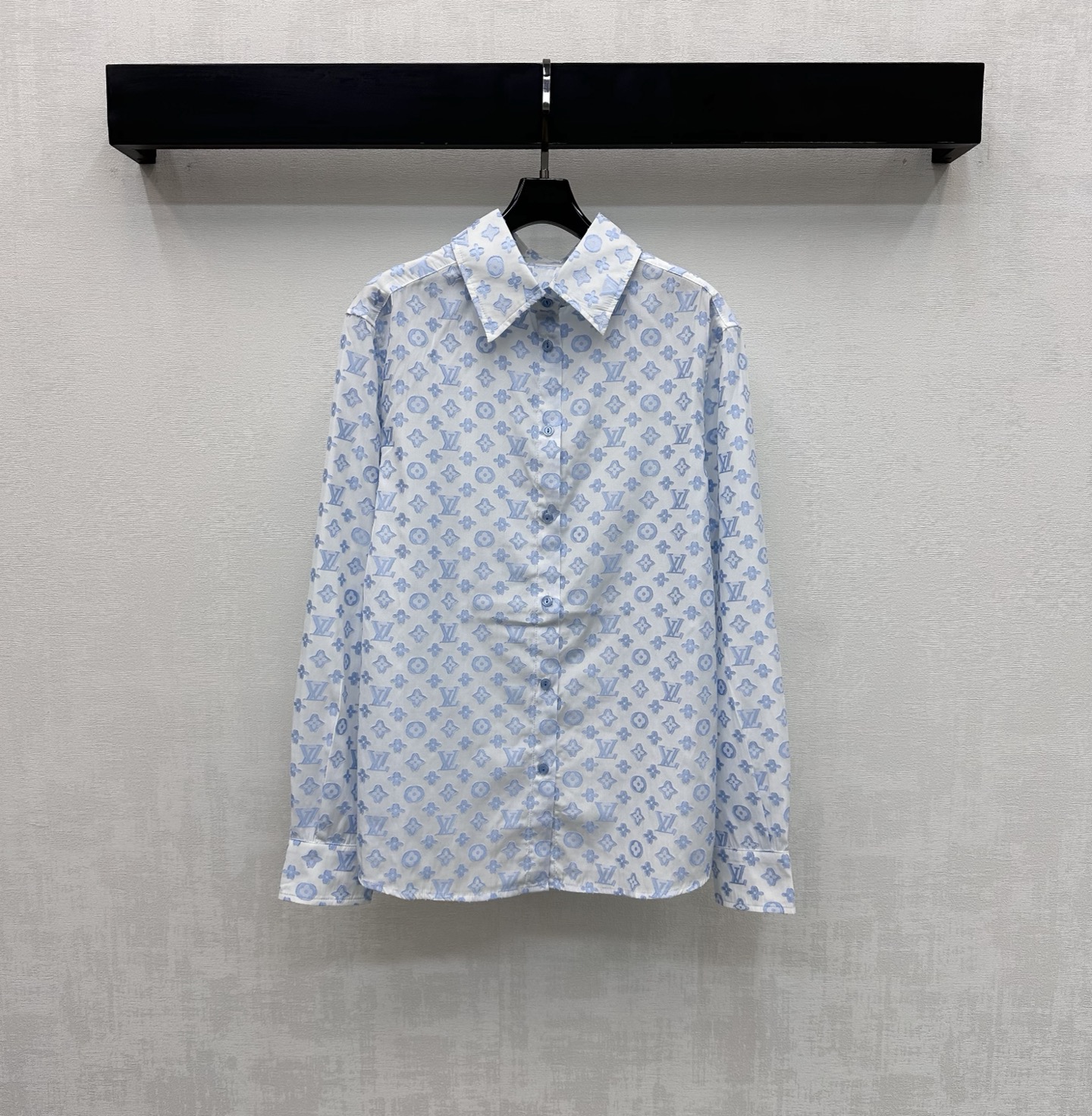 NO:752166,Louis Vuitto*2026 new arrivals jacquard front shoulder lapel shirt customized YB imported jacquard cotton material with obvious texture, breathable and comfortable. The iconic four-leaf clover letter jacquard logo element is all over the body to highlight the brand tone. The placket is still used to adjust the design with buttons of the same color to add a sense of layering. Surface accessories development. Lapel long-sleeved shirt tailoring. Can be paired with skirts from the same series. The complete set is fashionable and stylish. Suitable for daily commuting and appointments.  High version 2 colors,,louis vuitton,skirts,shirts,19860909Louis Vuitto*2026新品上架提花正肩翻领衬衣定制YB进口提花全棉材质 肌理明显 透气舒适 通体满铺标志性四叶草字母提花徽标元素 彰显品牌调性 沿用开襟同色系纽扣调节设计 增添造型层次感 面辅料开发 翻领长袖衬衫剪裁 可搭配同系列半裙 成套穿搭时髦洋气 日常通勤约会均适配  高版本2色,,louis vuitton,skirts,shirts,,Women's clothing