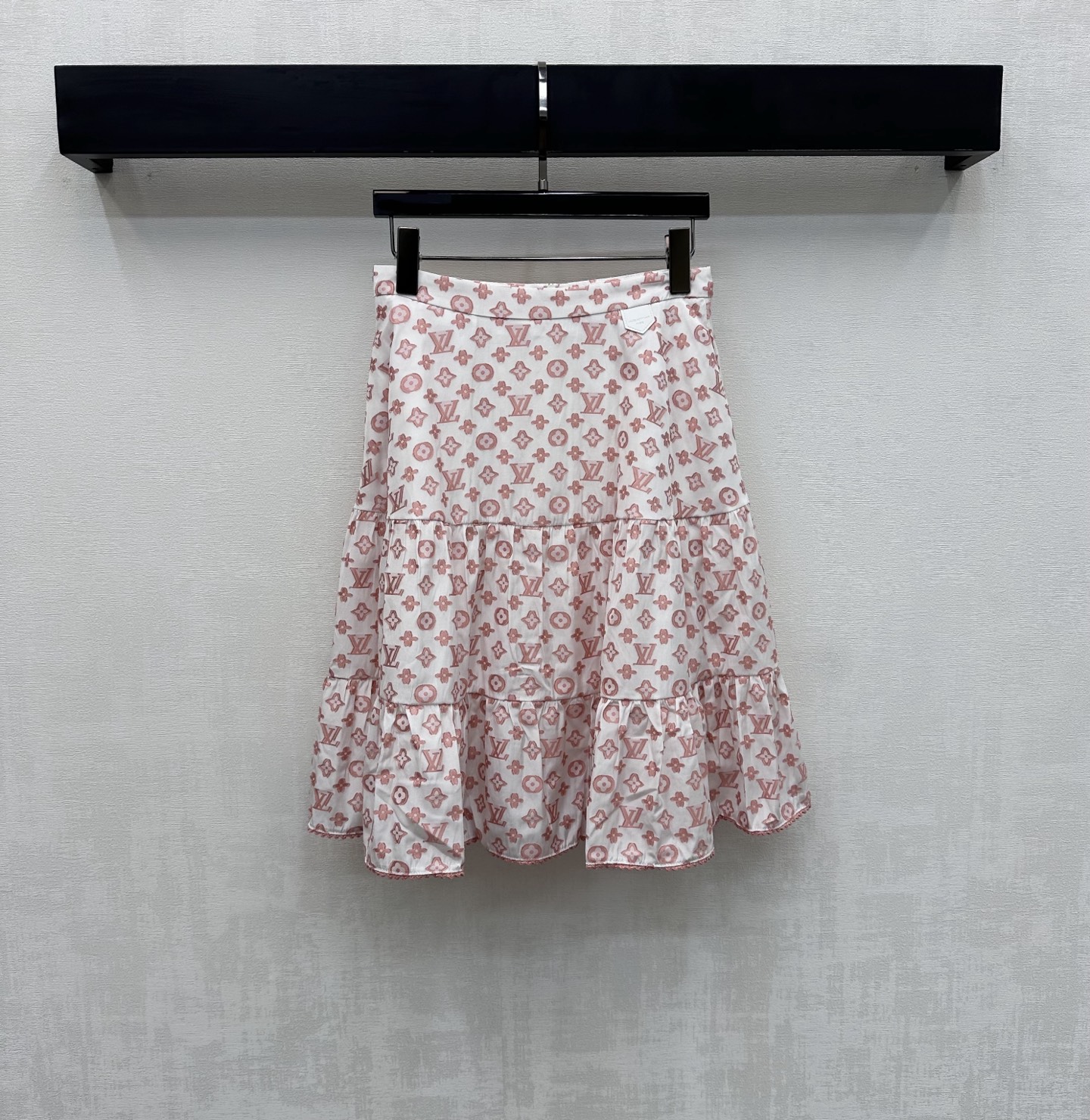 NO:752168,Louis Vuitto*2026 new arrivals jacquard splicing skirt customized YB imported jacquard cotton material obvious texture breathable and comfortable all over the iconic four-leaf clover letter jacquard logo elements highlight the brand tone continue to use multi-piece cake skirt design to add style layering development of surface accessories high waist umbrella skirt cut can be matched with the same series of shirts complete set fashionable and western style suitable for daily commuting and appointments high version 2 colors, Louis Vuitto  vuitton,skirts,19860909Louis Vuitto*2026新品上架提花拼接半裙定制YB进口提花全棉材质 肌理明显 透气舒适 通体满铺标志性四叶草字母提花徽标元素 彰显品牌调性 沿用多片式组成蛋糕裙摆设计 增添造型层次感 面辅料开发 高腰伞状半裙剪裁 可搭配同系列衬衣 成套穿搭时髦洋气 日常通勤约会均适配  高版本2色,,louis vuitton,skirts,,Women's clothing