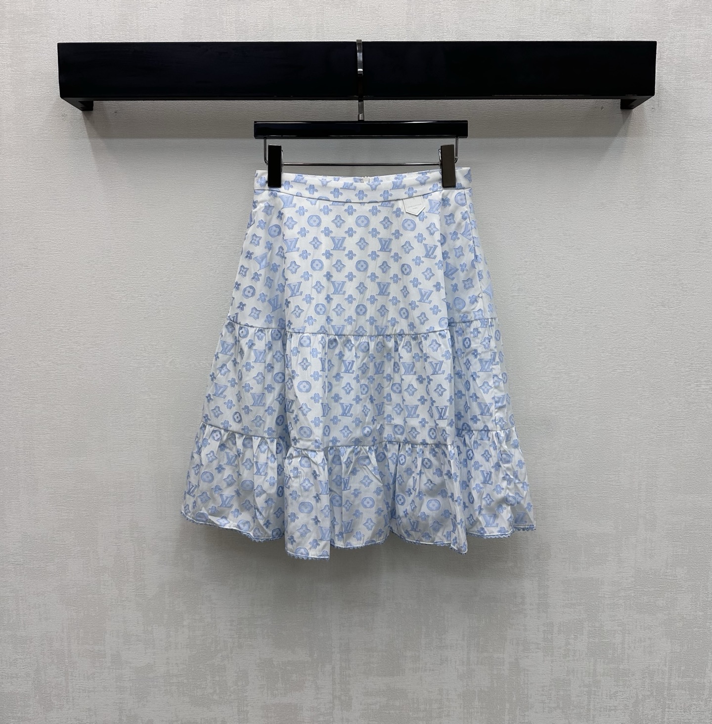 NO:752162,Louis Vuitto*2026 new arrivals jacquard splicing skirt customized YB imported jacquard cotton material obvious texture breathable and comfortable all over the iconic four-leaf clover letter jacquard logo elements highlight the brand tone continue to use multi-piece cake skirt design to add style layering development of surface accessories high waist umbrella skirt cut can be matched with the same series of shirts complete set fashionable and western style suitable for daily commuting and appointments high version 2 colors, Louis Vuitto  vuitton,skirts,19860909Louis Vuitto*2026新品上架提花拼接半裙定制YB进口提花全棉材质 肌理明显 透气舒适 通体满铺标志性四叶草字母提花徽标元素 彰显品牌调性 沿用多片式组成蛋糕裙摆设计 增添造型层次感 面辅料开发 高腰伞状半裙剪裁 可搭配同系列衬衣 成套穿搭时髦洋气 日常通勤约会均适配  高版本2色,,louis vuitton,skirts,,Women's clothing