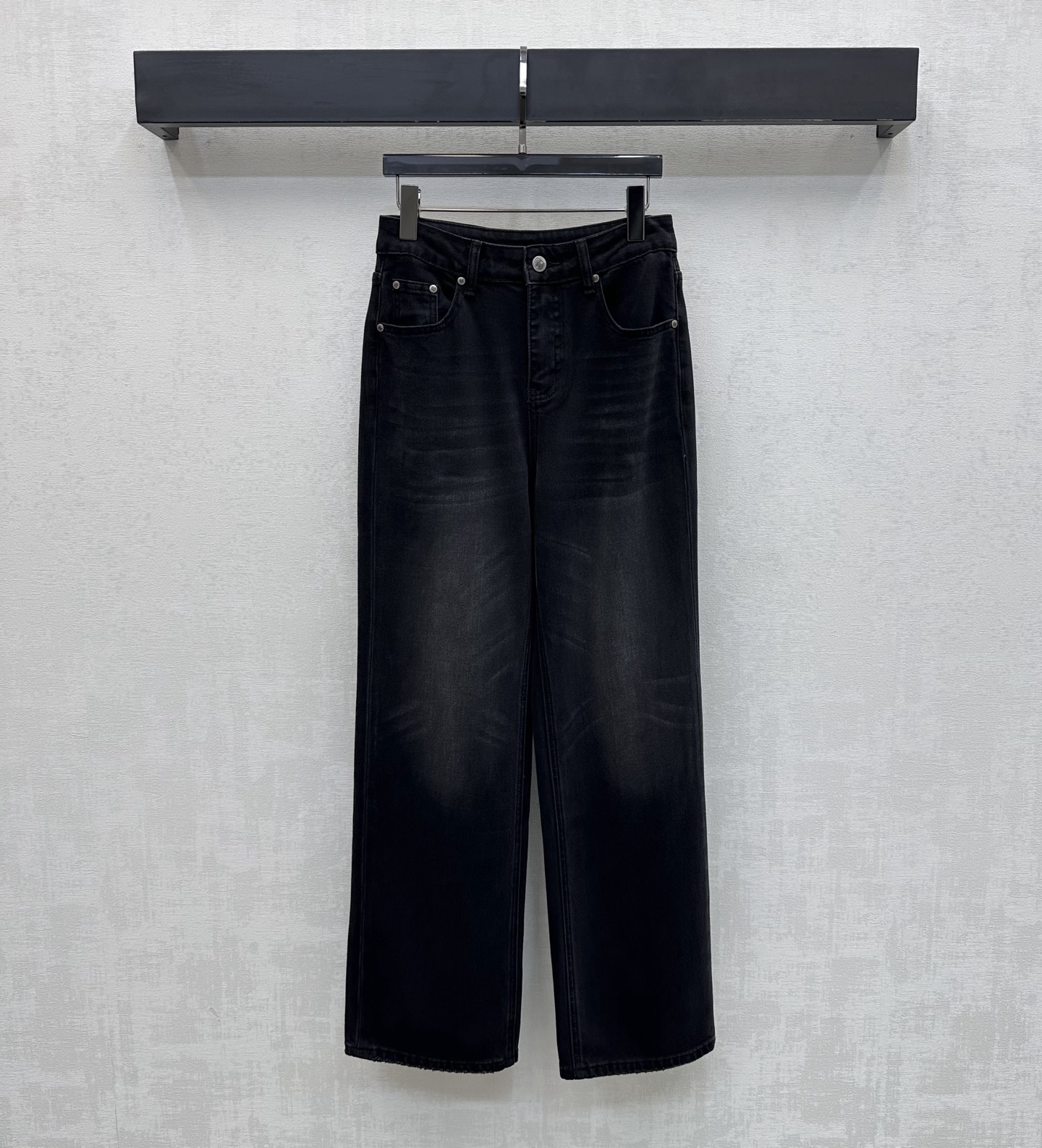 NO:752220,Chane*2026 new arrivals wrinkled white logo denim trousers, customized YB imported twill cotton denim material, very wide and stylish, using the water washing process to create a wrinkled and whitened effect, adding layering to the look. The back waist is embellished with iconic letter leather label decoration, echoing the three-dimensional letter logo design on the pocket, highlighting the brand tone. Development of fabric accessories. High-waist buttoned straight trousers cut. Casual matching with tops, simple and advanced. High version 2 colors 26-30,,chanel,19860909Chane*2026新品上架褶皱磨白徽标牛仔长裤定制YB进口斜纹棉牛仔材质 挺阔有型 沿用水洗工艺呈现褶皱磨白效果 增添造型层次感 后腰点缀标志性字母皮标装饰 呼应口袋立体字母徽标设计 彰显品牌调性 面辅料开发 高腰系扣直筒长裤剪裁 随意搭配上装穿搭简约又高级  高版本2色26-30,,chanel,,Women's clothing