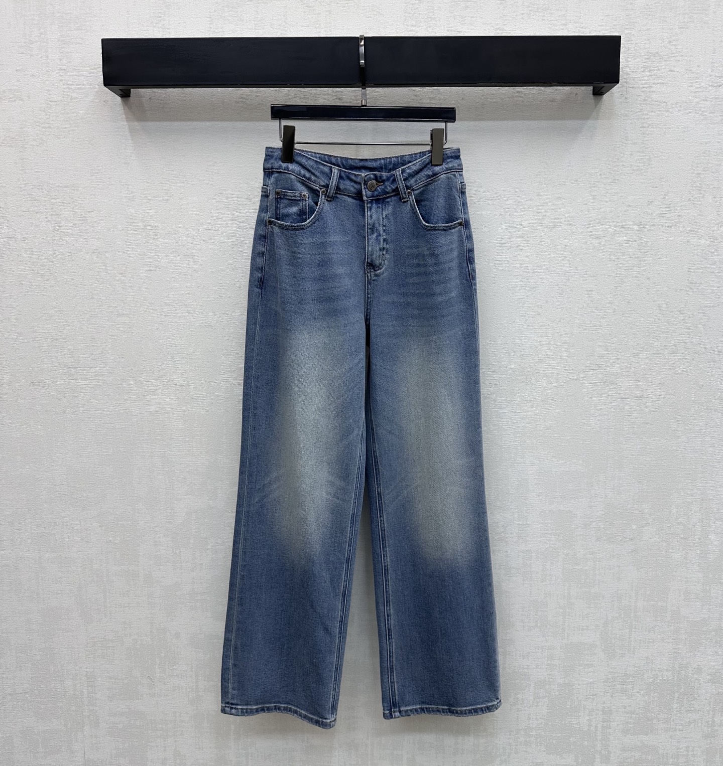 NO:752224,Chane*2026 new arrivals wrinkled white logo denim trousers, customized YB imported twill cotton denim material, very wide and stylish, using the water washing process to create a wrinkled and whitened effect, adding layering to the look. The back waist is embellished with iconic letter leather label decoration, echoing the three-dimensional letter logo design on the pocket, highlighting the brand tone. Development of fabric accessories. High-waist buttoned straight trousers cut. Casual matching with tops, simple and advanced. High version 2 colors 26-30,,chanel,19860909Chane*2026新品上架褶皱磨白徽标牛仔长裤定制YB进口斜纹棉牛仔材质 挺阔有型 沿用水洗工艺呈现褶皱磨白效果 增添造型层次感 后腰点缀标志性字母皮标装饰 呼应口袋立体字母徽标设计 彰显品牌调性 面辅料开发 高腰系扣直筒长裤剪裁 随意搭配上装穿搭简约又高级  高版本2色26-30,,chanel,,Women's clothing