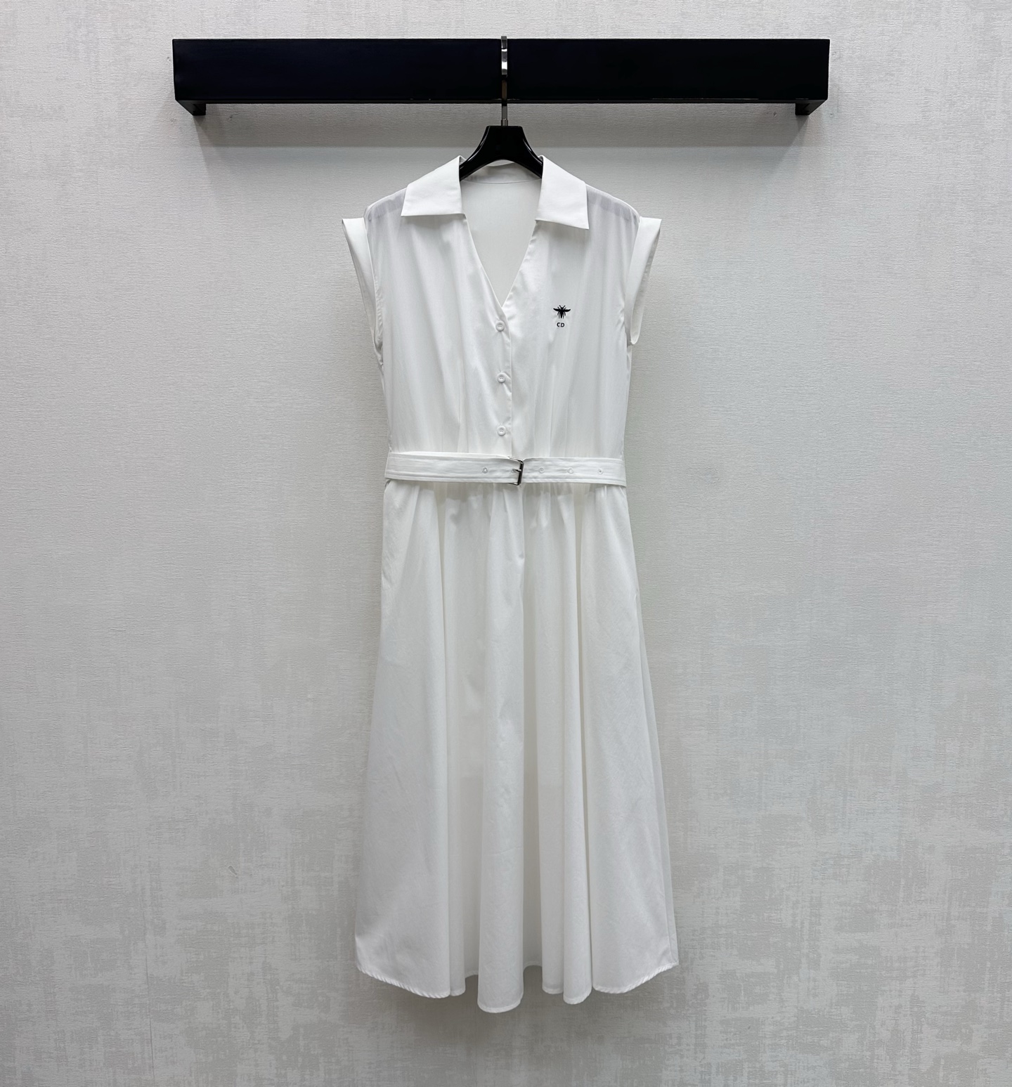 NO:752178,Dio*2026 New Arrival Belt Lapel Dress Customized YB Imported Twill Cotton Material Breathable, Comfortable and Stylish Semi-open small V lapel buttons to adjust the version and the fabric belt to outline the curve design Add a sense of layering to the look Loose, comfortable and adjustable The long skirt modifies the legs Easily divides the upper and lower lengths into good proportions Effectively covers the crotch to make you slimmer The CD bee embroidered logo decoration on the chest highlights the brand tone Development of surface accessories Short-sleeved shirt dress tailoring  The upper body is full of exquisite and intellectual atmosphere, meeting the various needs of commuting and dating. High version 2 colors, dior, skirts, T-shirt,19860909Dio*2026新品上架腰带翻领连衣裙定制YB进口斜纹全棉材质 透气舒适有型 半开襟小V翻领纽扣调节版型配合本布腰带勾勒曲线设计 增添造型层次感 宽松舒适可调节 长款裙摆修饰腿部 轻松划分上短下长好比例 有效遮胯更显苗条 胸口点缀CD蜜蜂刺绣徽标装饰 彰显品牌调性 面辅料开发 短袖衬衣裙剪裁 上身充满精致高智气息 满足通勤约会多种需求  高版本2色,,dior,skirts,T-shirt,,Women's clothing