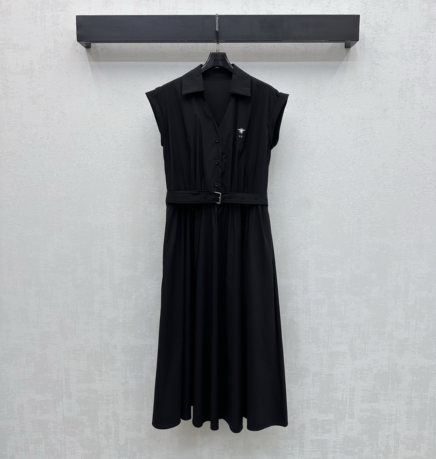 NO:752175,Dio*2026 New Arrival Belt Lapel Dress Customized YB Imported Twill Cotton Material Breathable, Comfortable and Stylish Semi-open small V lapel buttons to adjust the version and the fabric belt to outline the curve design Add a sense of layering to the look Loose, comfortable and adjustable The long skirt modifies the legs Easily divides the upper and lower lengths into good proportions Effectively covers the crotch to make you slimmer The CD bee embroidered logo decoration on the chest highlights the brand tone Development of surface accessories Short-sleeved shirt dress tailoring  The upper body is full of exquisite and intellectual atmosphere, meeting the various needs of commuting and dating. High version 2 colors, dior, skirts, T-shirt,19860909Dio*2026新品上架腰带翻领连衣裙定制YB进口斜纹全棉材质 透气舒适有型 半开襟小V翻领纽扣调节版型配合本布腰带勾勒曲线设计 增添造型层次感 宽松舒适可调节 长款裙摆修饰腿部 轻松划分上短下长好比例 有效遮胯更显苗条 胸口点缀CD蜜蜂刺绣徽标装饰 彰显品牌调性 面辅料开发 短袖衬衣裙剪裁 上身充满精致高智气息 满足通勤约会多种需求  高版本2色,,dior,skirts,T-shirt,,Women's clothing