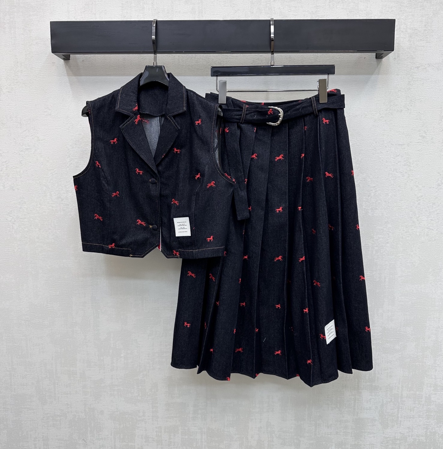 NO:752196,Tb*2026 new arrival embroidered denim vest skirt suit customized YB imported twill cotton denim material, stiff, comfortable and stylish, retro washed denim blue main tone has a nostalgic texture, adjusted with placket buttons to add layering to the look, all-over galloping pony embroidered logo decoration, smart and playful, hem decorated with iconic letter label decoration, highlighting the brand tone, development of surface accessories, lapel short waistcoat belt, pleated skirt tailoring, denim elements with sweet elements  Perfect for daily outings or dates, the outfit is sweet and cool. High-end version in 2 colors, skirts,19860909Tb*2026新品上架刺绣牛仔马甲半裙套装定制YB进口斜纹全棉牛仔材质 挺括舒适有型 复古水洗牛仔蓝主调自带怀旧质感 配合开襟纽扣调节设计 增添造型层次感 通体奔腾小马刺绣徽标装饰 灵动又俏皮 下摆点缀标志性字母贴标装饰 彰显品牌调性 面辅料开发 翻领短款马甲腰带百褶半裙剪裁 牛仔元素搭配甜美元素 日常出街还是约会成套穿搭甜酷感拉满 高版本2色,,skirts,,Women's clothing