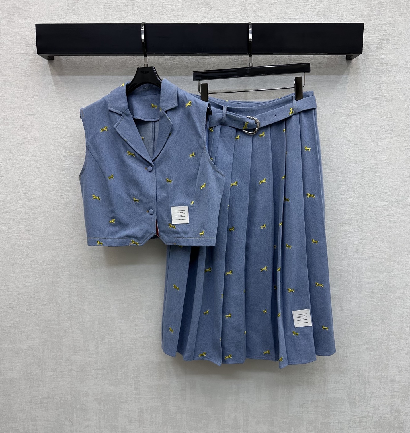 NO:752179,Tb*2026 new arrival embroidered denim vest skirt suit customized YB imported twill cotton denim material, stiff, comfortable and stylish, retro washed denim blue main tone has a nostalgic texture, adjusted with placket buttons to add layering to the look, all-over galloping pony embroidered logo decoration, smart and playful, hem decorated with iconic letter label decoration, highlighting the brand tone, development of surface accessories, lapel short waistcoat belt, pleated skirt tailoring, denim elements with sweet elements  Perfect for daily outings or dates, the outfit is sweet and cool. High-end version in 2 colors, skirts,19860909Tb*2026新品上架刺绣牛仔马甲半裙套装定制YB进口斜纹全棉牛仔材质 挺括舒适有型 复古水洗牛仔蓝主调自带怀旧质感 配合开襟纽扣调节设计 增添造型层次感 通体奔腾小马刺绣徽标装饰 灵动又俏皮 下摆点缀标志性字母贴标装饰 彰显品牌调性 面辅料开发 翻领短款马甲腰带百褶半裙剪裁 牛仔元素搭配甜美元素 日常出街还是约会成套穿搭甜酷感拉满 高版本2色,,skirts,,Women's clothing