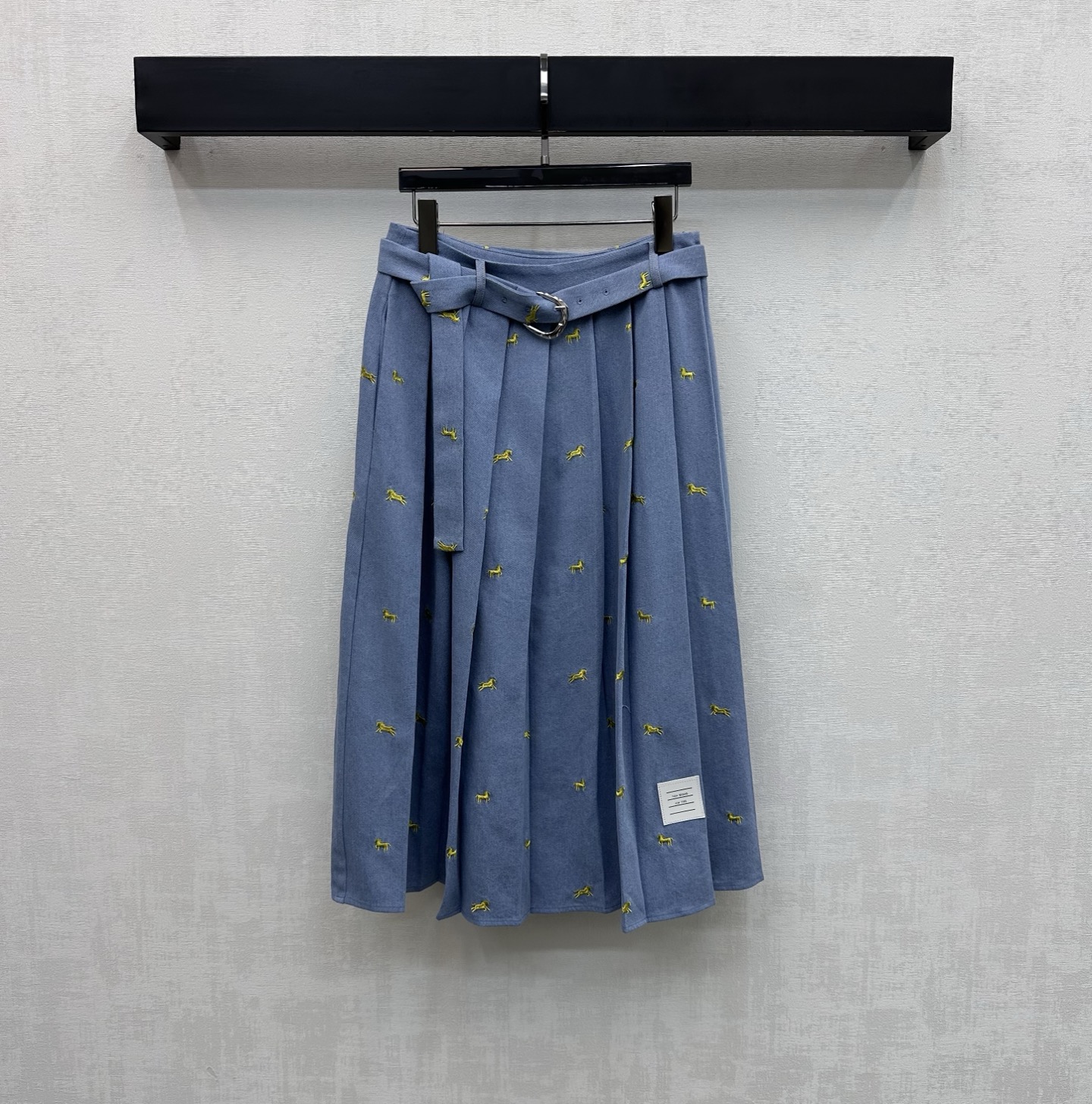 NO:752202,Tb*2026 new arrival embroidered denim vest skirt suit customized YB imported twill cotton denim material, stiff, comfortable and stylish, retro washed denim blue main tone has a nostalgic texture, adjusted with placket buttons to add layering to the look, all-over galloping pony embroidered logo decoration, smart and playful, hem decorated with iconic letter label decoration, highlighting the brand tone, development of surface accessories, lapel short waistcoat belt, pleated skirt tailoring, denim elements with sweet elements  Perfect for daily outings or dates, the outfit is sweet and cool. High-end version in 2 colors, skirts,19860909Tb*2026新品上架刺绣牛仔马甲半裙套装定制YB进口斜纹全棉牛仔材质 挺括舒适有型 复古水洗牛仔蓝主调自带怀旧质感 配合开襟纽扣调节设计 增添造型层次感 通体奔腾小马刺绣徽标装饰 灵动又俏皮 下摆点缀标志性字母贴标装饰 彰显品牌调性 面辅料开发 翻领短款马甲腰带百褶半裙剪裁 牛仔元素搭配甜美元素 日常出街还是约会成套穿搭甜酷感拉满 高版本2色,,skirts,,Women's clothing