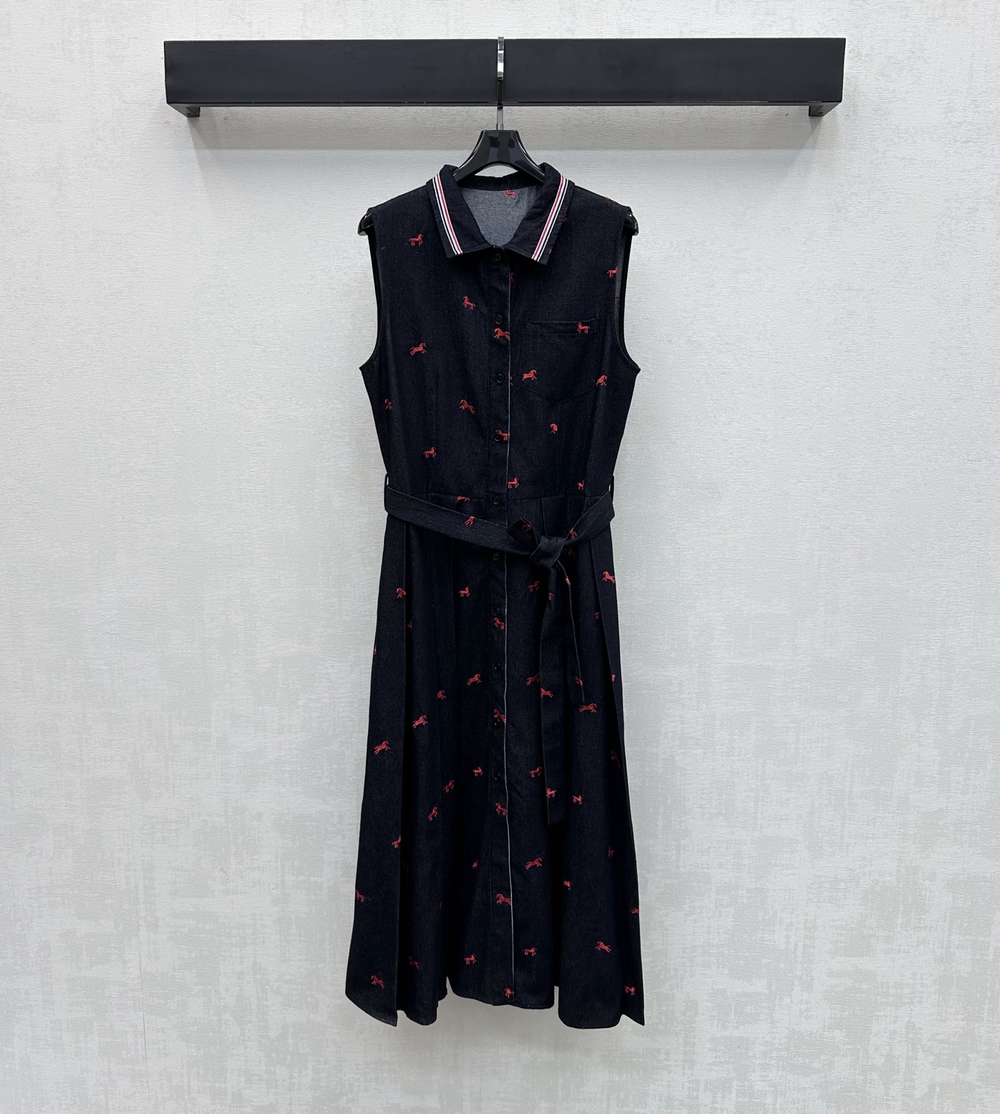 NO:752190,Tb*2026 new arrival embroidered denim dress made of YB imported twill cotton denim material. Stiff, comfortable and stylish. Retro washed denim blue as the main tone brings a nostalgic texture. Combined with striped webbing and collar stitching design. Double collision of colors and fabrics. Breaking the rules and making it more eye-catching. Adding layering to the look. All-over galloping pony embroidered logo decoration. Smart and playful. The skirt is embellished with iconic letter labels to echo the adjustment of the placket buttons to highlight the brand tone. Development of surface accessories  Lapel belt vest dress tailoring, denim elements combined with sweet elements, perfect for daily outings or dates, full of sweet and cool feel, high version in 2 colors, skirts,19860909Tb*2026新品上架刺绣牛仔连衣裙定制YB进口斜纹全棉牛仔材质 挺括舒适有型 复古水洗牛仔蓝主调自带怀旧质感 配合条纹织带领边内襟拼接设计 色彩和面料双重碰撞 打破常规更显亮眼 增添造型层次感 通体奔腾小马刺绣徽标装饰 灵动又俏皮 裙摆点缀标志性字母贴标呼应开襟纽扣调节处理 彰显品牌调性 面辅料开发 翻领腰带背心裙剪裁 牛仔元素搭配甜美元素 日常出街还是约会穿搭甜酷感拉满 高版本2色,,skirts,,Women's clothing