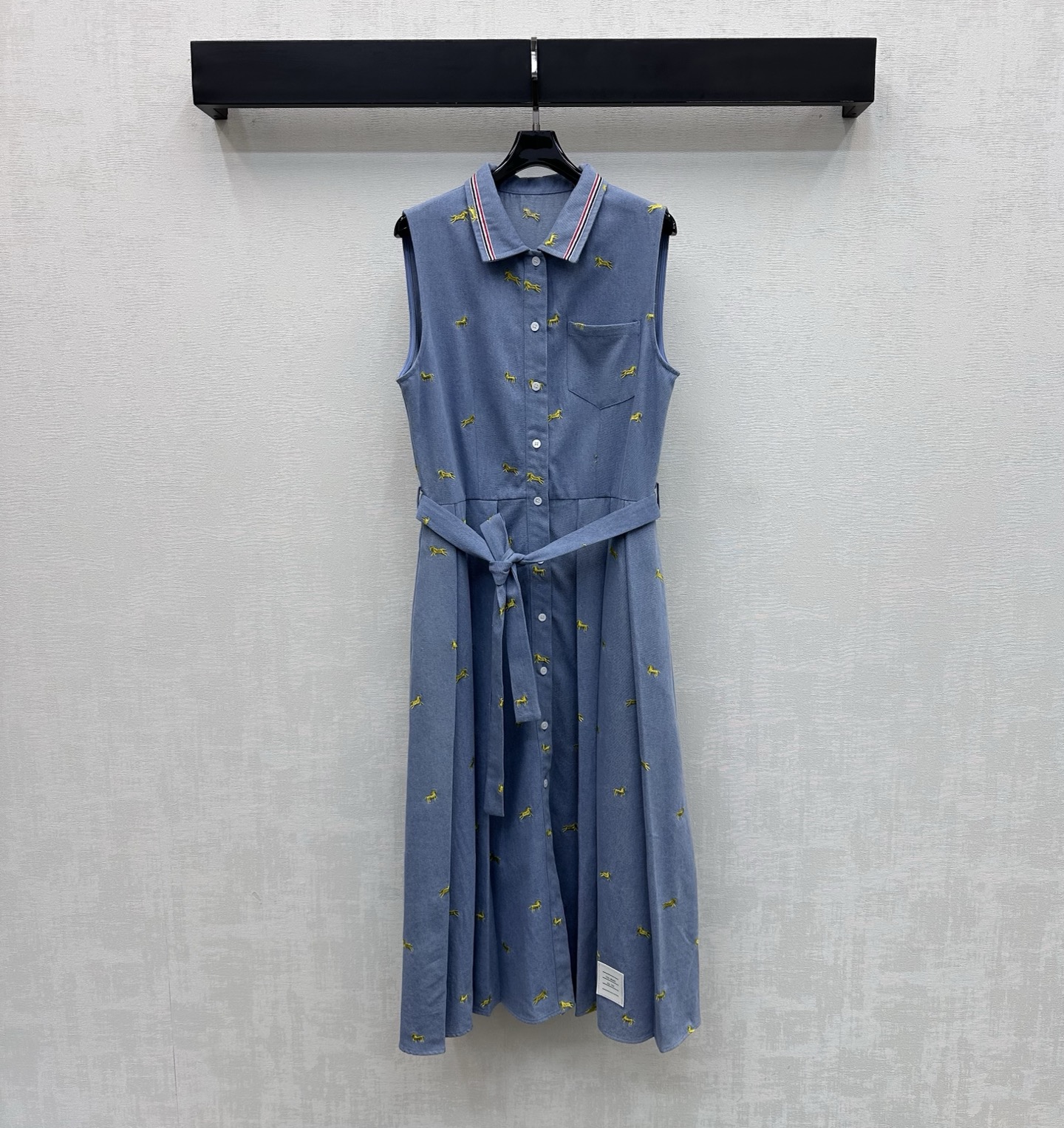 NO:752184,Tb*2026 new arrival embroidered denim dress made of YB imported twill cotton denim material. Stiff, comfortable and stylish. Retro washed denim blue as the main tone brings a nostalgic texture. Combined with striped webbing and collar stitching design. Double collision of colors and fabrics. Breaking the rules and making it more eye-catching. Adding layering to the look. All-over galloping pony embroidered logo decoration. Smart and playful. The skirt is embellished with iconic letter labels to echo the adjustment of the placket buttons to highlight the brand tone. Development of surface accessories  Lapel belt vest dress tailoring, denim elements combined with sweet elements, perfect for daily outings or dates, full of sweet and cool feel, high version in 2 colors, skirts,19860909Tb*2026新品上架刺绣牛仔连衣裙定制YB进口斜纹全棉牛仔材质 挺括舒适有型 复古水洗牛仔蓝主调自带怀旧质感 配合条纹织带领边内襟拼接设计 色彩和面料双重碰撞 打破常规更显亮眼 增添造型层次感 通体奔腾小马刺绣徽标装饰 灵动又俏皮 裙摆点缀标志性字母贴标呼应开襟纽扣调节处理 彰显品牌调性 面辅料开发 翻领腰带背心裙剪裁 牛仔元素搭配甜美元素 日常出街还是约会穿搭甜酷感拉满 高版本2色,,skirts,,Women's clothing