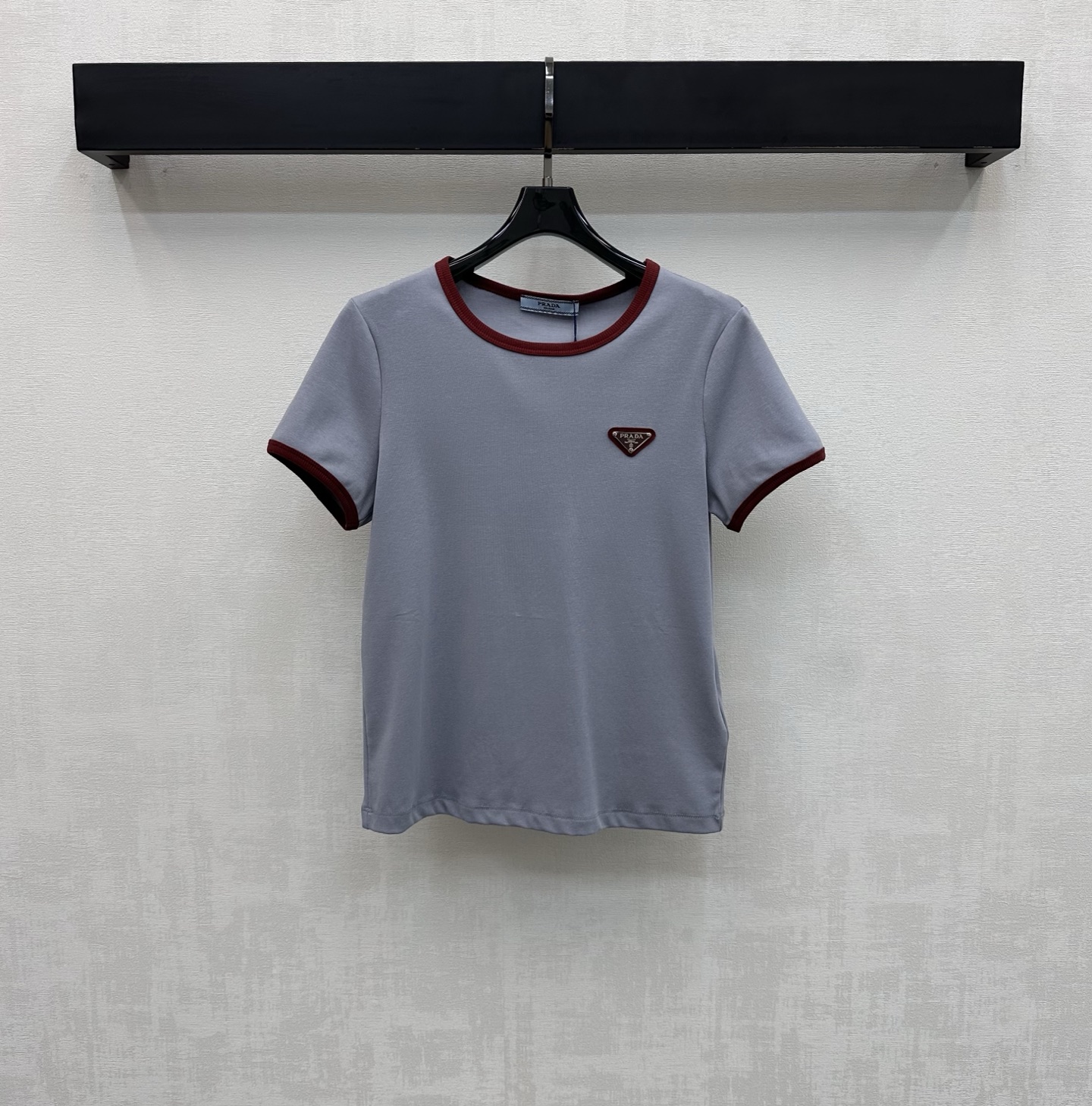 NO:752212,Prad*2026 new products on the shelves, logo contrasting short-sleeves, customized YB imported virgin cotton material, full of texture, comfortable and breathable, threaded edges on the collar and cuffs, radiating contrasting details, adding layering to the look, iconic metal triangle logo decoration on the chest, highlighting the brand tone, development of surface accessories, round neck short-sleeved T-shirt tailoring, stylish when worn alone, high version, prada, T-shirt, tees, t-shirt,19860909Prad*2026新品上架徽标撞色短袖定制YB进口原生全棉材质 质感十足 舒适透气 领口袖口沿用螺纹包边放射撞色细节设计 增添造型层次感 胸口点缀标志性金属三角徽标装饰 彰显品牌调性 面辅料开发 圆领短袖T恤剪裁 单穿内搭出彩时髦 高版本,,prada,T-shirt,tees，t-shirt,,Women's clothing