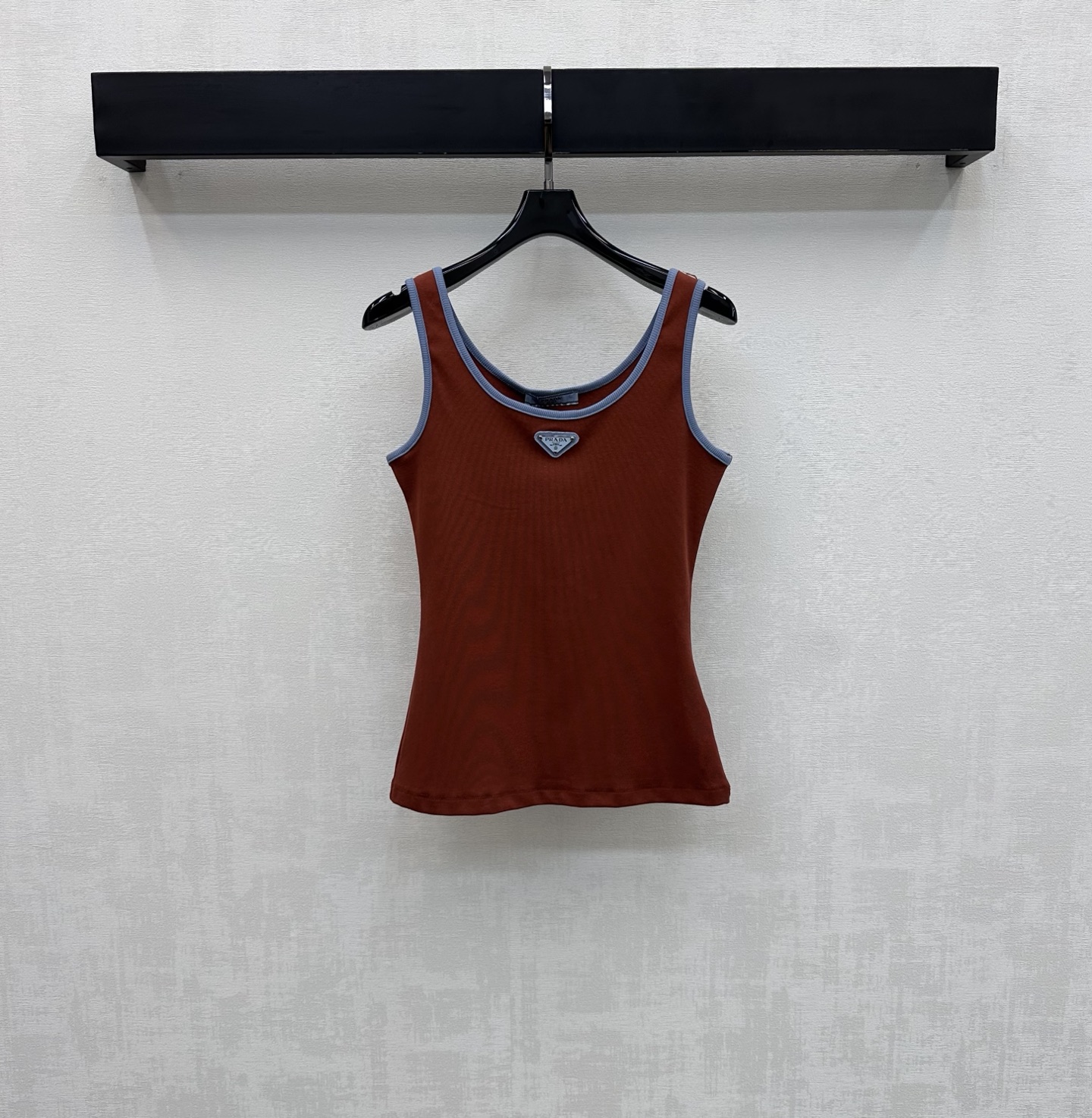 NO:752208,Prad*2026 new product launch logo contrasting vest customized YB imported virgin cotton material, full of texture, comfortable and breathable, threaded edges on the collar and cuffs radiating contrasting details add to the layering of the look. The iconic metal triangle logo decoration is centered on the chest to highlight the brand tone. Development of surface accessories. Conventional round neck vest tailoring. Stylish when worn alone. High version, prada,19860909Prad*2026新品上架徽标撞色背心定制YB进口原生全棉材质 质感十足 舒适透气 领口袖口沿用螺纹包边放射撞色细节设计 增添造型层次感 胸前居中点缀标志性金属三角徽标装饰 彰显品牌调性 面辅料开发 常规圆领背心剪裁 单穿内搭出彩时髦 高版本,,prada,,Women's clothing