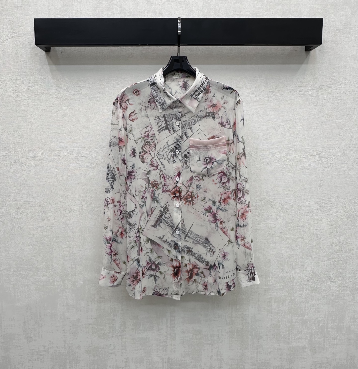 NO:752195,Dio*2026 new arrival printed tulle long-sleeved shirt, custom-made YB imported light sheer material, breathable, comfortable and delicate, all-over printed floral pattern with iconic letters, highlighting the brand tone, placket button adjustment and single side pocket decoration on the chest, adding layering to the look, development of surface accessories, regular lapel shirt tailoring, high-end fashion for daily commuting, high version, dior, shirts,19860909Dio*2026新品上架印花薄纱长袖衬衣定制YB进口轻薄透纱材质 透气舒适细腻 通体满印标志性字母花卉图案 彰显品牌调性 开襟纽扣调节配合胸前单侧口袋装饰 增添造型层次感 面辅料开发 常规翻领衬衫剪裁 日常通勤穿搭高级时髦  高版本,,dior,shirts,,Women's clothing