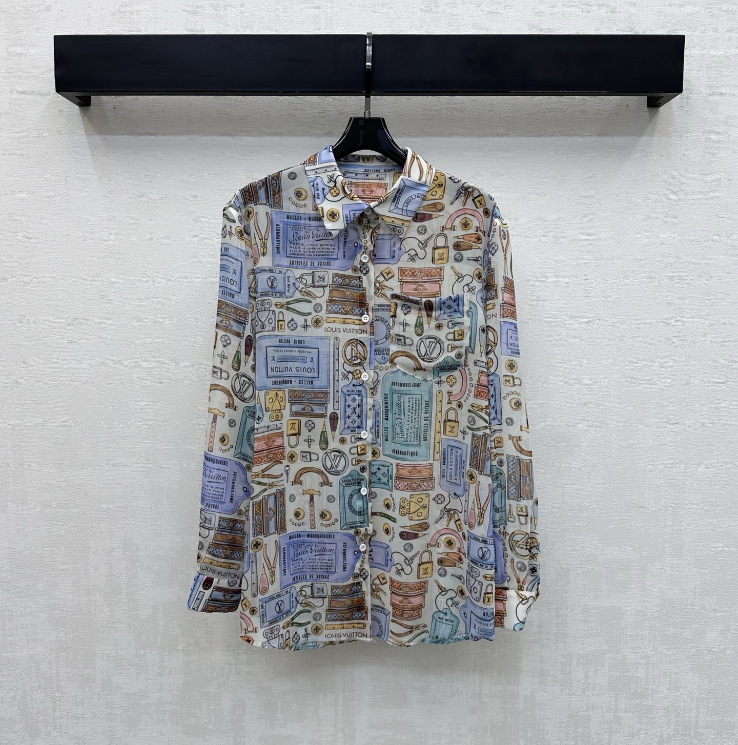 NO:752183,Louis Vuitto*2026 new arrival printed tulle long-sleeved shirt customized with YB imported light sheer material. Breathable, comfortable and delicate. The iconic letter hardware suitcase pattern is printed all over the body to highlight the brand tone. The placket button adjustment is matched with the unilateral pocket decoration on the chest to add layering to the look. The development of surface accessories. Regular lapel shirt tailoring. High-end fashion for daily commuting. High version, Louis Vuitton, shirts,19860909Louis Vuitto*2026新品上架印花薄纱长袖衬衣定制YB进口轻薄透纱材质 透气舒适细腻 通体满印标志性字母五金皮箱图案 彰显品牌调性 开襟纽扣调节配合胸前单侧口袋装饰 增添造型层次感 面辅料开发 常规翻领衬衫剪裁 日常通勤穿搭高级时髦  高版本,,louis vuitton,shirts,,Women's clothing