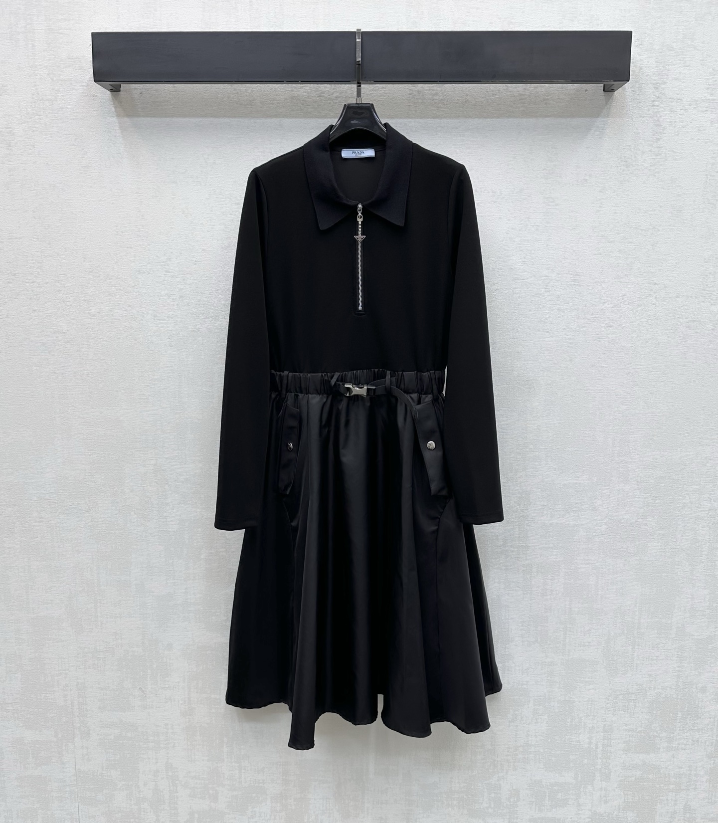 NO:752228,Prad*2026 New Arrival Splicing Belt Dress Customized YB imported twill cotton nylon material Textured and shiny Stiff and stylish Lapel effectively exposes the skin Improves shoulder and neck lines With half-open zipper adjustment design Easy to put on and take off Pleated umbrella-shaped large skirt greatly improves body tolerance Adds layering to the look Iconic metal letter triangle logo embellishment Highlights brand tone Shows fashionable sweet and cool style Surface accessories development Lapel long-sleeved dress tailoring  Wear a stylish style that makes it easy to manage daily commutes and appointments. High-end versions, prada, skirts,19860909Prad*2026新品上架拼接腰带连衣裙定制YB进口斜纹棉尼龙材质 质感光泽 挺括有型 翻领有效露肤 改善肩颈线条 配合半开襟拉链调节设计 方便穿脱 压褶伞状大裙摆处理身材包容度大幅提高 增添造型层次感 标志性金属字母三角徽标点缀 彰显品牌调性 展现时髦甜酷风 面辅料开发 翻领长袖连衣裙版型剪裁 穿搭洋气显高 日常通勤约会轻松驾驭 高版本,,prada,skirts,,Women's clothing