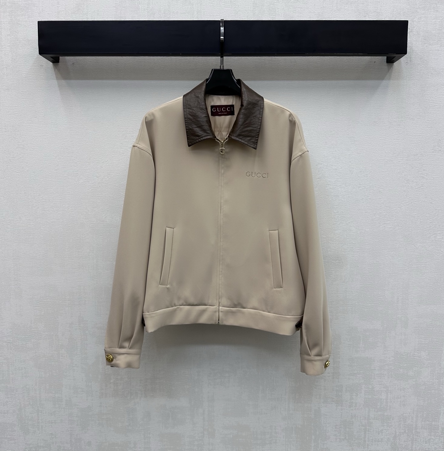 NO:752209,Gucc*2026 new products are on the shelves. The spliced ​​leather collar jacket is made of YB imported twill silk material. It is crisp and stylish. It uses a placket zipper adjustment and a contrasting leather collar splicing design to add a sense of layering. The chest is embellished with the iconic letter logo and the horsebit leather buckle decoration at the waist highlights the brand tone. The development of surface accessories. The lapel jacket is tailored to make it casual and fashionable. High version,,gucci,jackets & coats,jackets & coats,19860909Gucc*2026新品上架拼接皮领夹克外套定制YB进口斜纹绸材质 挺括有型 沿用开襟拉链调节配合撞色皮革领拼接设计增添造型层次感 胸口点缀标志性字母徽标腰间马衔皮扣装饰 彰显品牌调性 面辅料开发 翻领夹克外套版型剪裁 随意外搭出彩时髦  高版本,,gucci,jackets & coats,jackets & coats,,Women's clothing