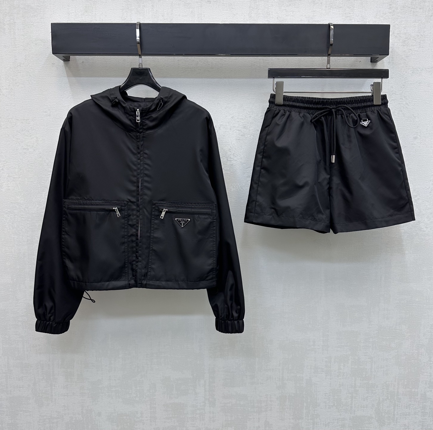 NO:752163,Prad*2026 new arrivals hooded jacket and shorts suit customized with YB imported environmentally friendly regenerated nylon material. Glossy, comfortable and stylish. Decorated with zipper pockets on both sides to create layers and add a casual atmosphere to work clothes. It is embellished with the iconic triangle logo to highlight the brand tone. The hem drawstring adjustment design is flexible and adds layering to the look. Fabric and accessories development. Hooded zipper jacket drawstring shorts cut. Trendy and fashionable outfit. High version, prada, shorts, jackets & coats, hats,19860909Prad*2026新品上架连帽外套短裤套装定制YB进口环保再生尼龙材质 光泽舒适有型 饰以两侧拉链口袋形成层次同时增加工装休闲气息 配合标志性三角徽标点缀之上 彰显品牌调性 下摆抽绳调节设计灵活行动 增添造型层次感 面辅料开发 连帽拉链外套抽绳短裤剪裁 成套穿搭潮流时髦  高版本,,prada,shorts,jackets & coats,hats,,Women's clothing