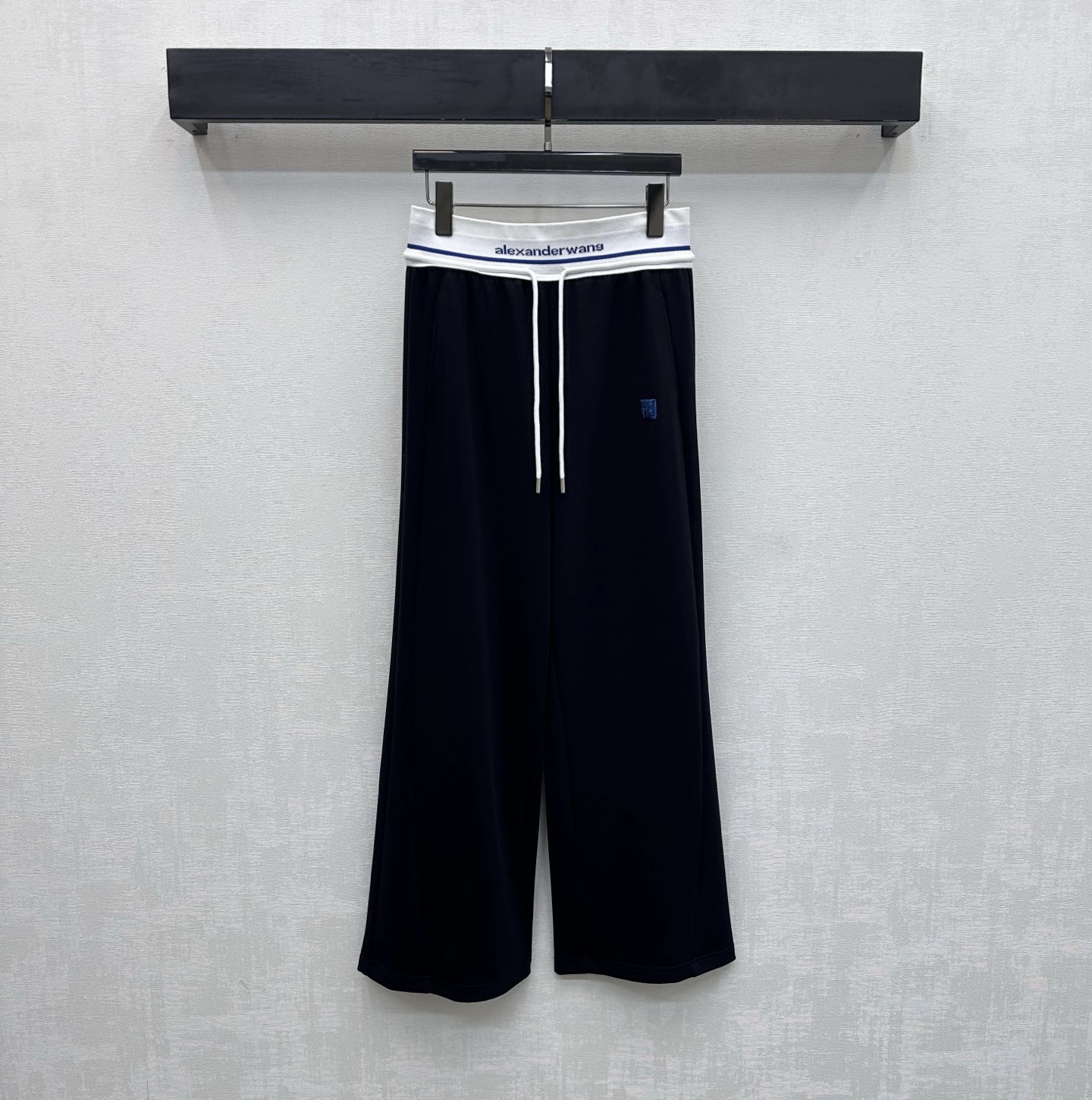 NO:752174,Alexander Wan*2026 new products are on the shelves. Straight-leg trousers with drawstrings are made of custom-made YB imported cotton material. They are soft, comfortable, draped and stylish. The waist is designed with splicing design and drawstring elastic adjustment to add layering to the look. Iconic letter ribbon embellishment highlights the brand tone. Development of surface accessories. High-waisted straight trousers cut to accommodate and modify the leg shape while showing full high-street fashion style. A versatile item for all seasons. High version 2 colors.19860909Alexander Wan*2026新品上架织带抽绳直筒长裤定制YB进口棉纶材质 柔软舒适 垂顺有型 腰间沿用拼接设计与抽绳松紧调节处理 增添造型层次感 标志性字母织带点缀装饰 彰显品牌调性 面辅料开发 高腰直筒长裤剪裁 包容修饰腿型的同时 穿出满满的高街时髦风格 一条四季百搭单品  高版本2色,,,Women's clothing