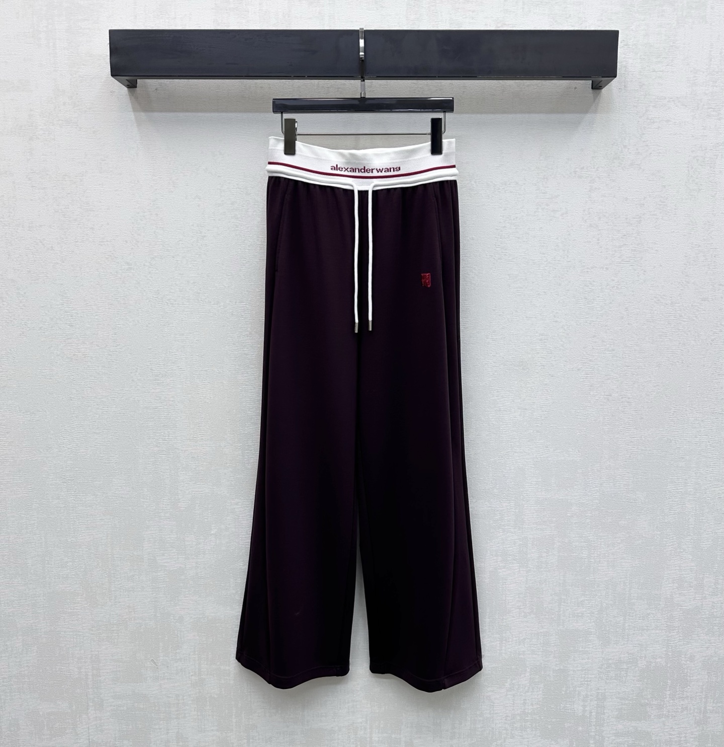 NO:752159,Alexander Wan*2026 new products are on the shelves. Straight-leg trousers with drawstrings are made of custom-made YB imported cotton material. They are soft, comfortable, draped and stylish. The waist is designed with splicing design and drawstring elastic adjustment to add layering to the look. Iconic letter ribbon embellishment highlights the brand tone. Development of surface accessories. High-waisted straight trousers cut to accommodate and modify the leg shape while showing full high-street fashion style. A versatile item for all seasons. High version 2 colors.19860909Alexander Wan*2026新品上架织带抽绳直筒长裤定制YB进口棉纶材质 柔软舒适 垂顺有型 腰间沿用拼接设计与抽绳松紧调节处理 增添造型层次感 标志性字母织带点缀装饰 彰显品牌调性 面辅料开发 高腰直筒长裤剪裁 包容修饰腿型的同时 穿出满满的高街时髦风格 一条四季百搭单品  高版本2色,,,Women's clothing