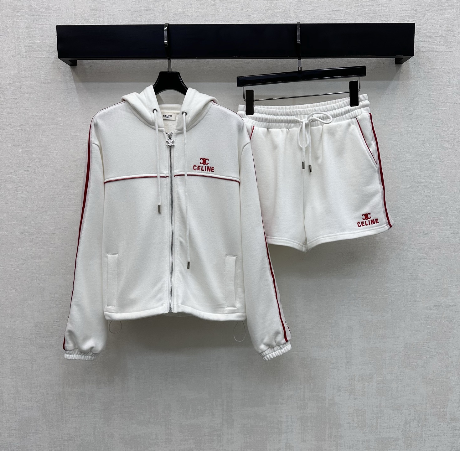 NO:752188,Celin*2026 New Arrival Hooded Jacket Shorts Suit Customized YB imported twill cotton material Breathable, comfortable and stylish Regular zipper drawstring adjustment for easy putting on and taking off Matching the chest, shoulder and back contour lines with contrasting color design to add layering to the look The iconic embroidered Arc de Triomphe letter logo on the chest is embellished to highlight the brand tone Development of surface accessories Hooded zipper jacket drawstring shorts are cut with details echoing up and down The outfit is lazy and relaxed Overall youthful vitality  High version 2 colors,,celine,shorts,jackets & coats,hats,19860909Celin*2026新品上架连帽外套短裤套装定制YB进口斜纹全棉材质 透气舒适有型 常规版型拉链抽绳调节方便穿脱 配合胸肩背轮廓线捆边撞色设计 增添造型层次感 胸前标志性刺绣凯旋门字母徽标点缀装饰 彰显品牌调性 面辅料开发 连帽拉链外套抽绳短裤剪裁 细节上下呼应 穿搭慵懒松弛 整体青春活力  高版本2色,,celine,shorts,jackets & coats,hats,,Women's clothing