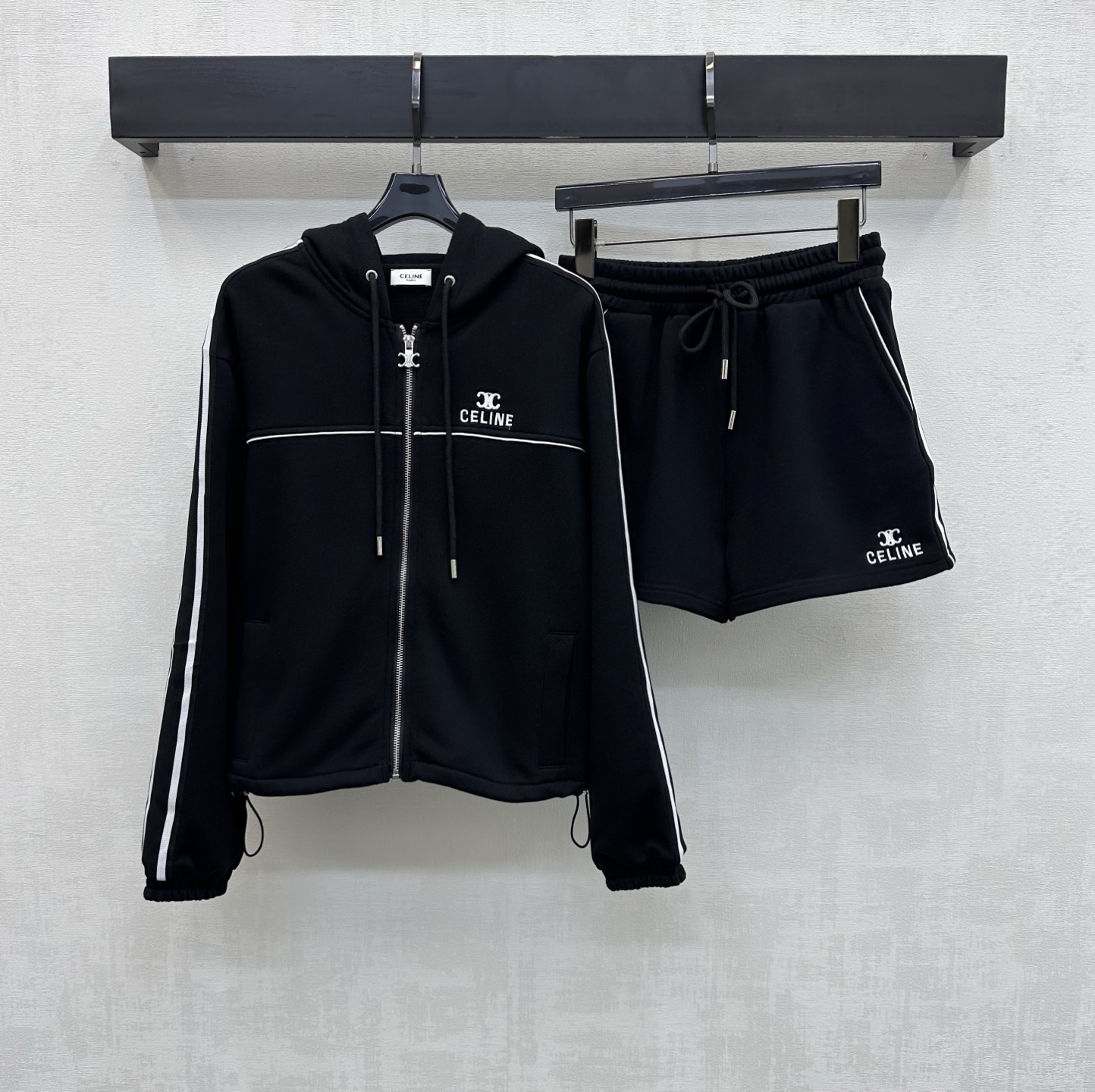 NO:752194,Celin*2026 New Arrival Hooded Jacket Shorts Suit Customized YB imported twill cotton material Breathable, comfortable and stylish Regular zipper drawstring adjustment for easy putting on and taking off Matching the chest, shoulder and back contour lines with contrasting color design to add layering to the look The iconic embroidered Arc de Triomphe letter logo on the chest is embellished to highlight the brand tone Development of surface accessories Hooded zipper jacket drawstring shorts are cut with details echoing up and down The outfit is lazy and relaxed Overall youthful vitality  High version 2 colors,,celine,shorts,jackets & coats,hats,19860909Celin*2026新品上架连帽外套短裤套装定制YB进口斜纹全棉材质 透气舒适有型 常规版型拉链抽绳调节方便穿脱 配合胸肩背轮廓线捆边撞色设计 增添造型层次感 胸前标志性刺绣凯旋门字母徽标点缀装饰 彰显品牌调性 面辅料开发 连帽拉链外套抽绳短裤剪裁 细节上下呼应 穿搭慵懒松弛 整体青春活力  高版本2色,,celine,shorts,jackets & coats,hats,,Women's clothing