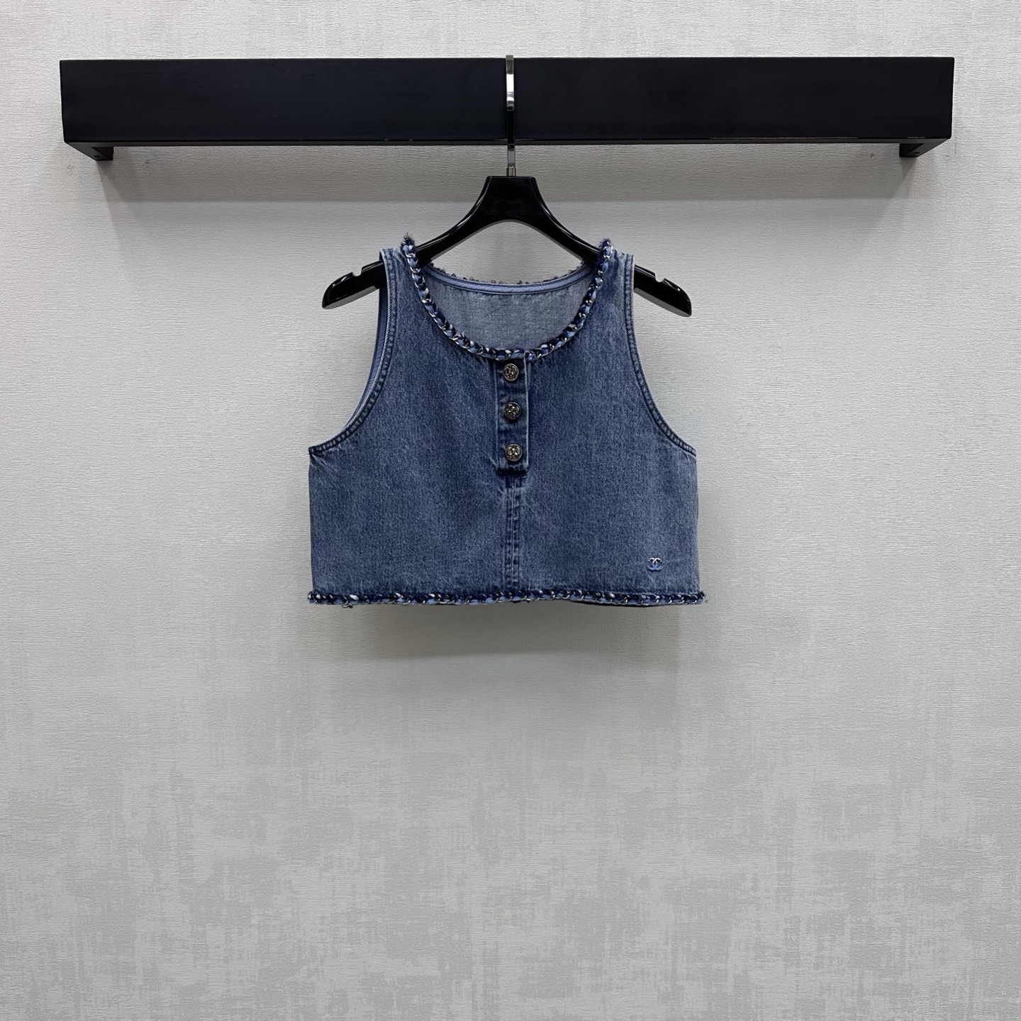 NO:752139,Chane*2026 new products on the shelves chain embroidered denim vest customized with YB imported twill cotton denim material. Comfortable, soft, breathable and easy to wear. Multiple enzyme washing process to create retro denim blue, retro and fashionable. Short version with metal button design engraved in the center of the chest to add layering to the look. Classic woven chain binding decoration is used to low-key highlight the brand tone. Simple and high-end surface accessories development. Short waist vest cut. Can be paired with bottoms of the same series. Complete set to wear high-end fashion.  Series development high version 36 38 40,,chanel,19860909Chane*2026新品上架链条绣花牛仔背心定制YB进口斜纹全棉牛仔材质 舒适柔软 透气好穿 多重酵素水洗工艺处理 打造复古牛仔蓝 复古又时尚 短款版型配合胸前居中刻印金属纽扣设计 增添造型层次感 沿用经典编织链条包边装饰 低调彰显品牌调性 简约高级 面辅料开发 短款露腰背心剪裁 可搭配同系列下装 成套穿搭高级时髦 系列开发  高版本36 38 40,,chanel,,Women's clothing