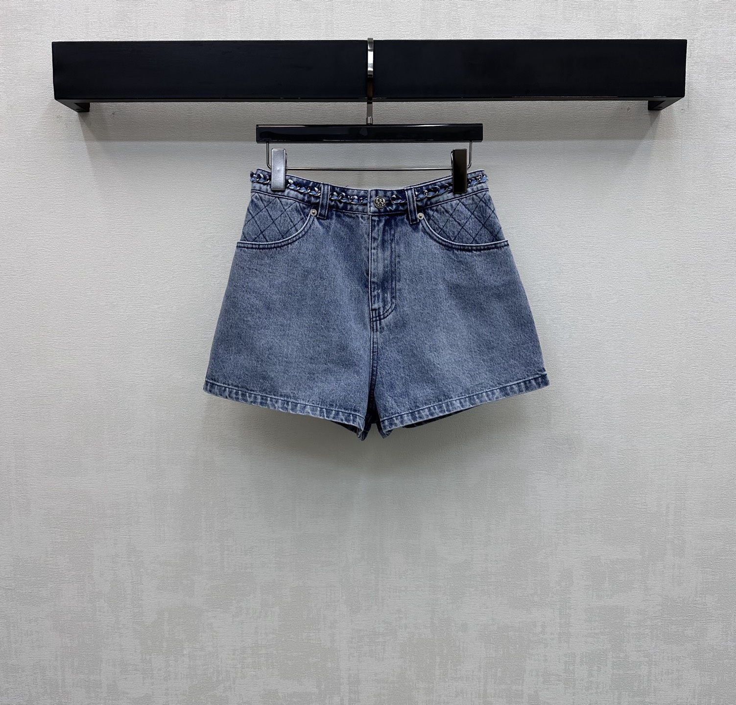 NO:752156,Chane*2026 new arrivals chain embroidered denim shorts customized with YB imported twill cotton denim material. Comfortable, soft, breathable and easy to wear. Multiple enzyme washing process to create retro denim blue, retro and fashionable. High-waisted symmetrical pockets with contoured line cutting design to add layering to the look. Create embroidered rhombus pattern and iconic double C letter embroidered logo. Echo the classic woven chain hemming decoration. Low-key highlight the brand tone. Simple and advanced surface accessories development. High-waisted buttoned shorts tailoring.  Can be paired with tops from the same series for a complete set of high-end fashion. Series development. High version 36 38 40,,chanel,shorts,19860909Chane*2026新品上架链条绣花牛仔短裤定制YB进口斜纹全棉牛仔材质 舒适柔软 透气好穿 多重酵素水洗工艺处理 打造复古牛仔蓝 复古又时尚 高腰对称口袋配合轮廓压线裁剪设计 增添造型层次感 打造刺绣菱格纹路与标志性双C字母绣花徽标 呼应经典编织链条包边装饰 低调彰显品牌调性 简约高级 面辅料开发 高腰系扣短裤剪裁 可搭配同系列上装 成套穿搭高级时髦 系列开发  高版本36 38 40,,chanel,shorts,,Women's clothing