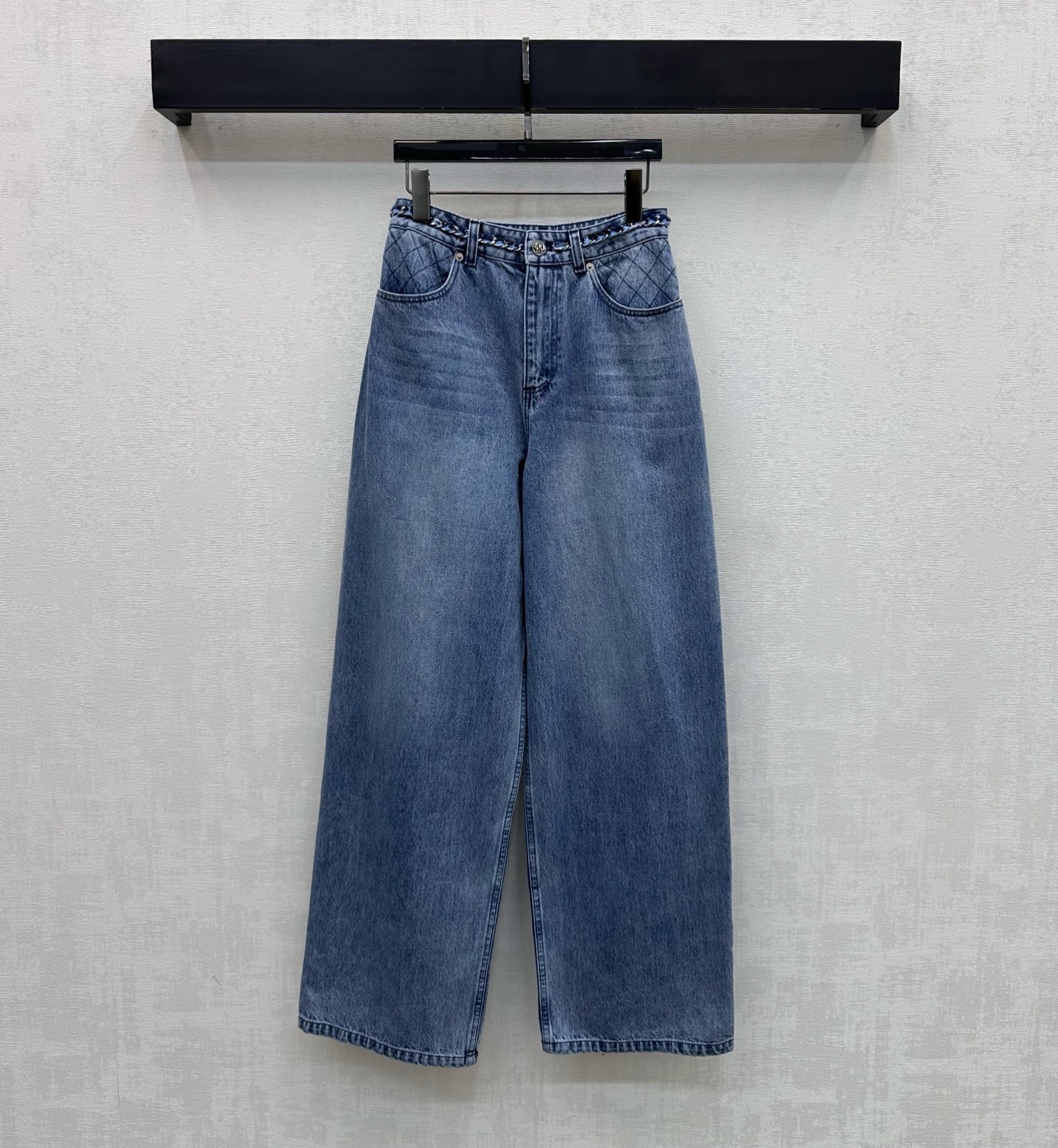 NO:752136,Chane*2026 new product launch chain embroidered denim trousers customized YB imported twill cotton denim material. Comfortable, soft, breathable and easy to wear. Multiple enzyme washing process to create retro denim blue, retro and fashionable. High-waisted symmetrical pockets with contoured line cutting design to add layering to the look. Create embroidered rhombus pattern and iconic double C letter embroidered logo. Echo the classic woven chain hemming decoration. Low-key highlight the brand tone. Simple and advanced. Development of surface accessories.  High-waisted buttoned wide-leg trousers. Can be paired with tops from the same series. Complete set to match high-end fashion. Series development. High version 36 38 40,,chanel,19860909Chane*2026新品上架链条绣花牛仔长裤定制YB进口斜纹全棉牛仔材质 舒适柔软 透气好穿 多重酵素水洗工艺处理 打造复古牛仔蓝 复古又时尚 高腰对称口袋配合轮廓压线裁剪设计 增添造型层次感 打造刺绣菱格纹路与标志性双C字母绣花徽标 呼应经典编织链条包边装饰 低调彰显品牌调性 简约高级 面辅料开发 高腰系扣阔腿长裤剪裁 可搭配同系列上装 成套穿搭高级时髦 系列开发  高版本36 38 40,,chanel,,Women's clothing