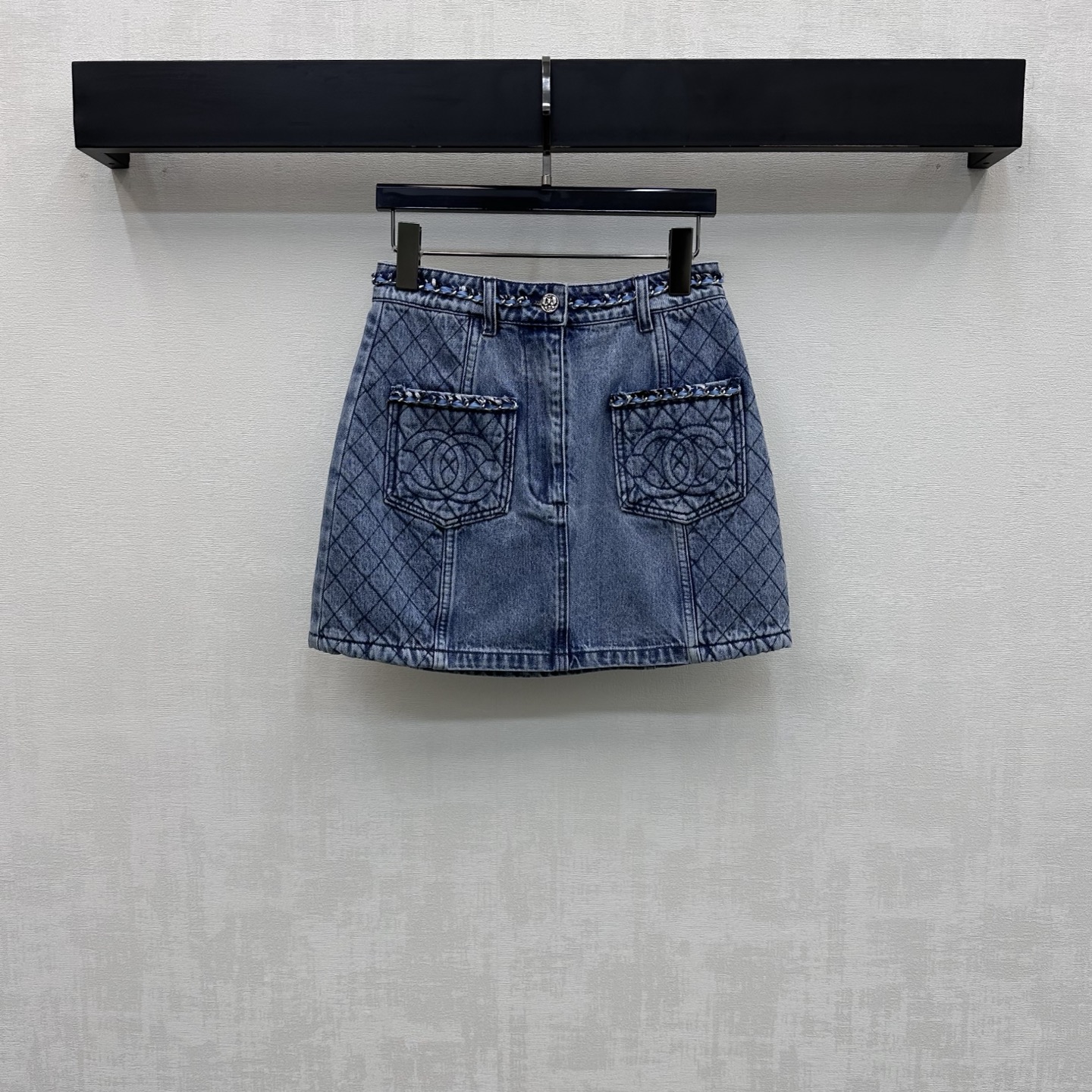 NO:752150,Chane*2026 new arrivals chain embroidered denim skirt customized YB imported twill cotton denim material Comfortable, soft, breathable and easy to wear Multi-enzyme washing process to create retro denim blue, retro and fashionable High-waisted symmetrical pockets with contoured line cutting design to add layering to the look Laser embroidered rhombus pattern and iconic double C letter embroidery logo on the outer thigh Echoes the classic woven chain hemming decoration Low-key highlights the brand tone Simple and advanced development of surface accessories  High-waist buttoned straight skirt cut. Can be paired with tops from the same series. Complete set for high-end fashion. Series development. High version 36 38 40,,chanel,skirts,19860909Chane*2026新品上架链条绣花牛仔半裙定制YB进口斜纹全棉牛仔材质 舒适柔软 透气好穿 多重酵素水洗工艺处理 打造复古牛仔蓝 复古又时尚 高腰对称口袋配合轮廓压线裁剪设计 增添造型层次感 打造大腿外侧激光刺绣菱格纹与标志性双C字母绣花徽标 呼应经典编织链条包边装饰 低调彰显品牌调性 简约高级 面辅料开发 高腰系扣直筒半裙剪裁 可搭配同系列上装 成套穿搭高级时髦 系列开发  高版本36 38 40,,chanel,skirts,,Women's clothing