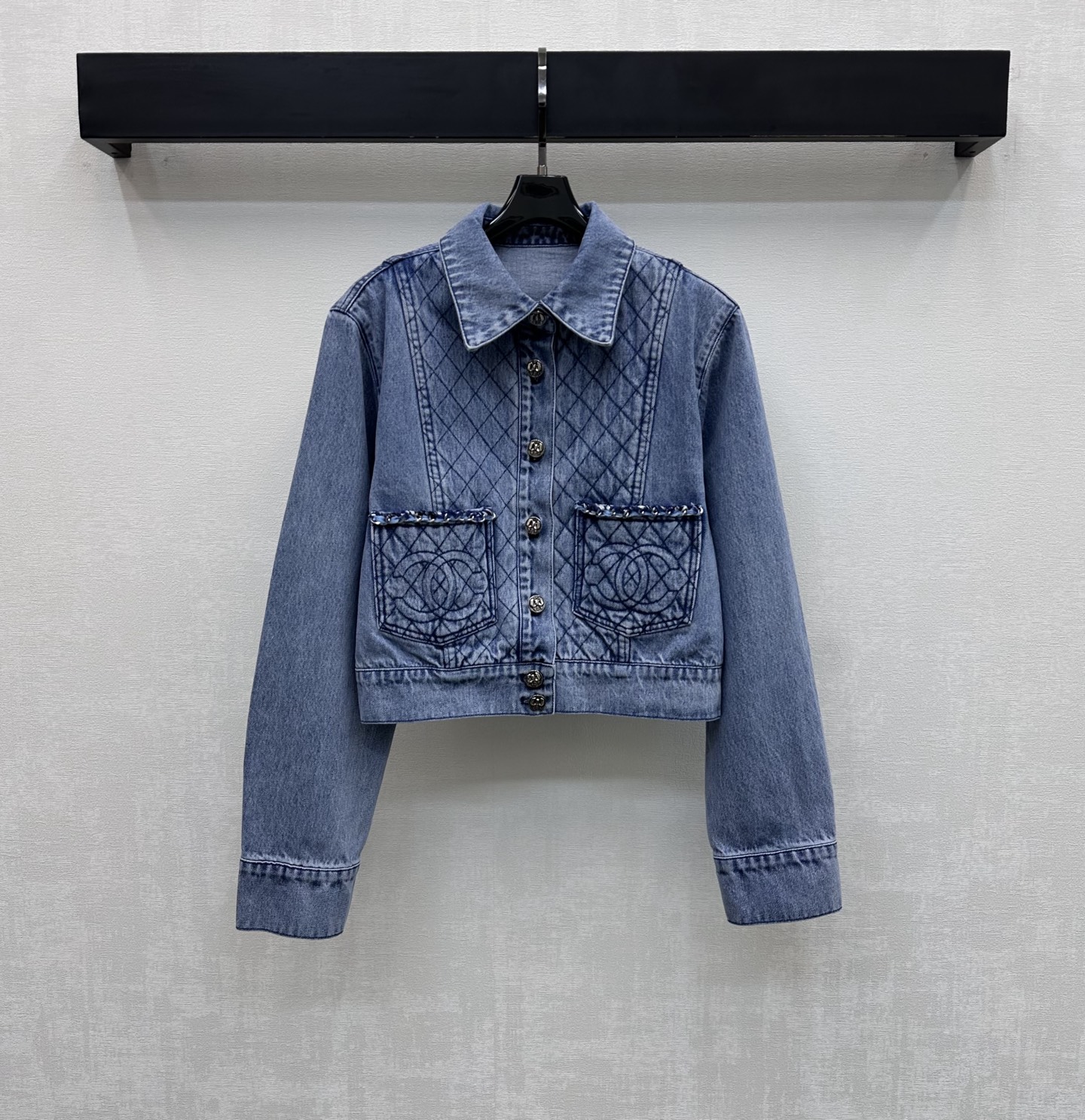 NO:752131,Chane*2026 new arrivals, chain embroidered denim jacket, customized YB imported twill cotton denim material, comfortable, soft, breathable and easy to wear, treated with multiple enzyme washing processes to create retro denim blue, retro and fashionable, placket engraved button adjustment processing and contoured line cutting design, adding layering to the look, creating symmetrical pockets, iconic double C letter embroidered logo rhombus texture decoration, low-key highlighting of the brand tone, simple and advanced surface accessories development, lapel jacket tailoring, can be matched with bottoms of the same series  Complete set of high-end fashion series development High version 36 38 40,,chanel,jackets & coats,jackets & coats,19860909Chane*2026新品上架链条绣花牛仔外套定制YB进口斜纹全棉牛仔材质 舒适柔软 透气好穿 多重酵素水洗工艺处理 打造复古牛仔蓝 复古又时尚 开襟刻印纽扣调节处理配合轮廓压线裁剪设计 增添造型层次感 打造对称口袋标志性双C字母绣花徽标菱格纹路装饰 低调彰显品牌调性 简约高级 面辅料开发 翻领夹克外套剪裁 可搭配同系列下装 成套穿搭高级时髦 系列开发  高版本36 38 40,,chanel,jackets & coats,jackets & coats,,Women's clothing