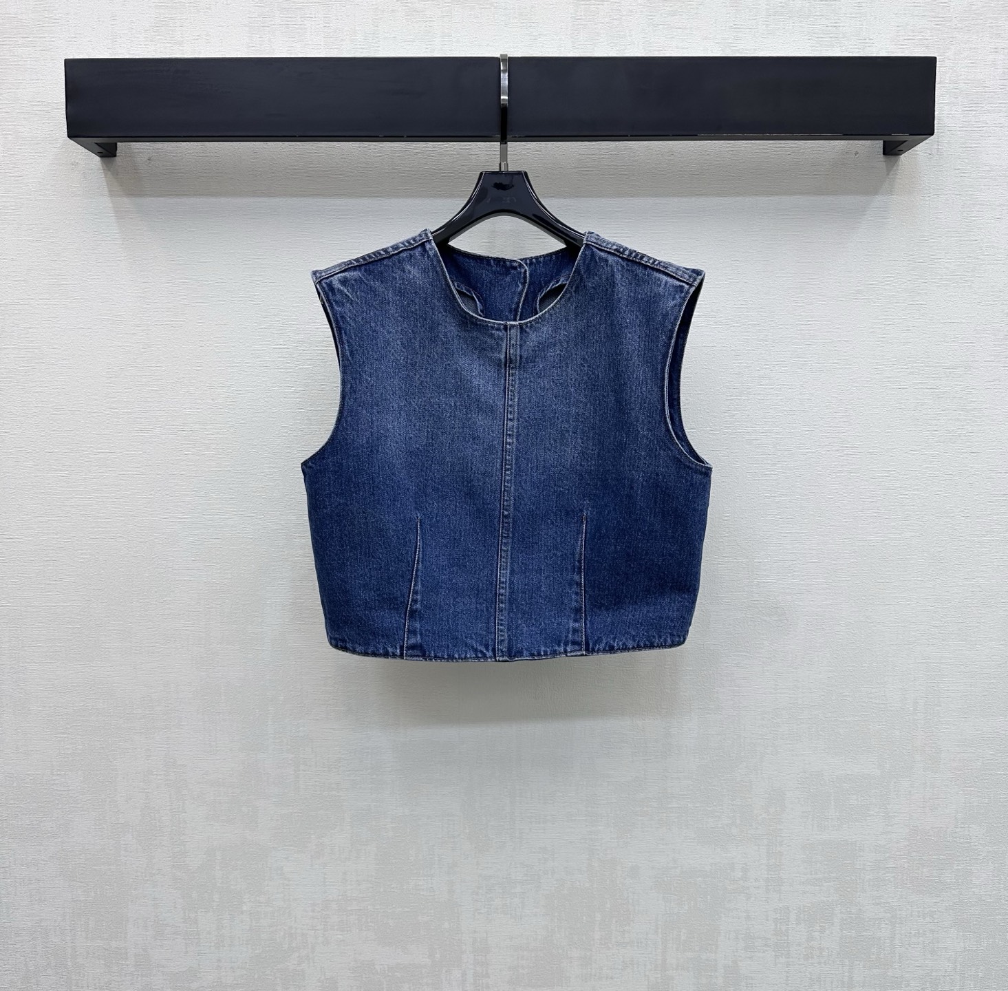 NO:752240,Louis Vuitto*2026 new arrivals retro backless denim vest, customized YB imported twill cotton denim material, very wide and stylish, distressed washed blue, retro and fashionable, short version with contour slit backless cutting design, adding layering to the look, woven four-leaf clover letter logo on the back, leather buckle adjustment and contrasting decoration, highlighting the brand tone, development of surface accessories, round neck short vest cut, can be paired with trousers of the same series  Wear a complete set to raise the waistline to show proportions. Match it casually with simple and fashionable series development. High version, louis vuitton,19860909Louis Vuitto*2026新品上架复古露背牛仔背心定制YB进口斜纹棉牛仔材质 挺阔有型 做旧水洗蓝复古时髦 短款版型配合轮廓线开衩露背裁剪设计 增添造型层次感 后背饰以编织性四叶草字母徽标皮革包扣调节撞色装饰 彰显品牌调性 面辅料开发 圆领短款背心剪裁 可搭配同系列长裤 成套穿搭拉高腰线更显比例 随意搭配简约时髦 系列开发  高版本,,louis vuitton,,Women's clothing