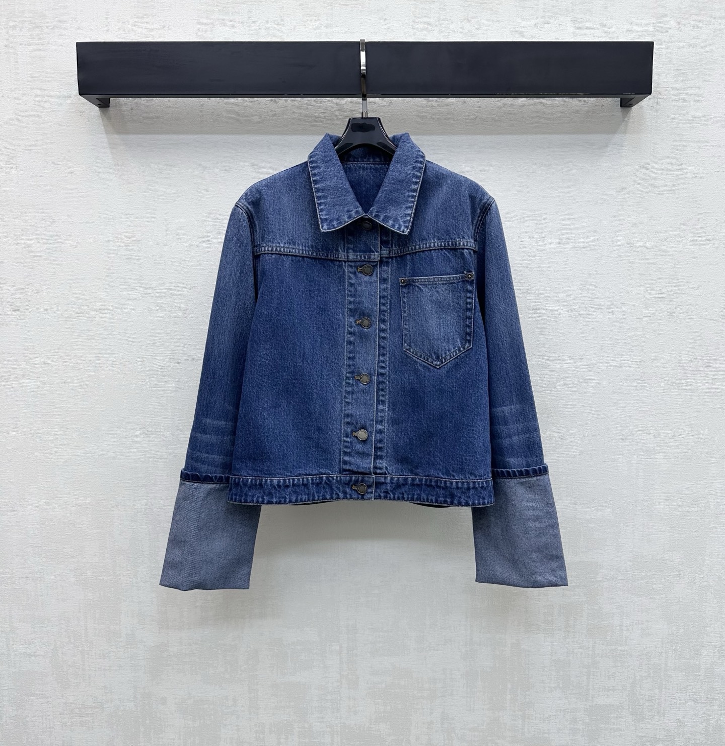 NO:752232,Louis Vuitto*2026 new arrivals retro folded denim jacket customized YB imported twill cotton denim material Very wide and stylish Old washed blue retro and fashionable Use the placket engraved buttons to adjust and match the cuff folding and cutting design to add layering to the look The back waist is decorated with contrasting iconic letter leather labels to highlight the brand tone Development of surface accessories Lapel jacket tailoring Can be paired with trousers from the same series Wear as a set to raise the waistline to show proportion  Casually matched with simple and fashionable series development high version,,louis vuitton,jackets & coats,jackets & coats,19860909Louis Vuitto*2026新品上架复古翻折牛仔外套定制YB 进口斜纹棉牛仔材质 挺阔有型 做旧水洗蓝复古时髦 沿用开襟刻印纽扣调节配合袖口翻折裁剪设计 增添造型层次感 后腰点缀撞色标志性字母皮标装饰 彰显品牌调性 面辅料开发 翻领夹克外套剪裁 可搭配同系列长裤 成套穿搭拉高腰线更显比例 随意搭配简约时髦 系列开发  高版本,,louis vuitton,jackets & coats,jackets & coats,,Women's clothing