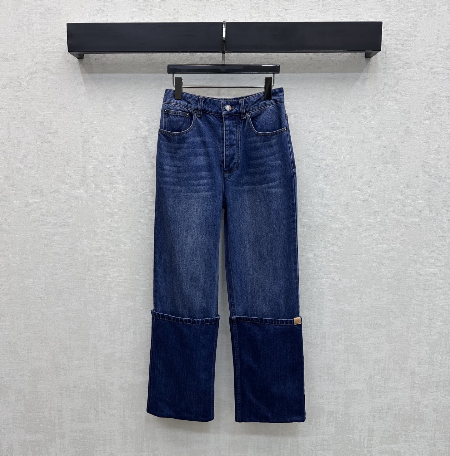 NO:752277,Louis Vuitto*2026 new arrivals retro folded denim trousers, custom made of YB imported twill cotton denim material, very wide and stylish, distressed washed blue, retro and fashionable, using the placket engraved buttons to adjust and match the folded and cut design at the feet to add layering to the look. The back waist is embellished with contrasting leather logo lettering to highlight the brand tone. Development of surface accessories. High-waist buttoned straight trousers cut. Can be paired with vest jackets from the same series. Wear as a set to raise the waistline to show proportion.  Casually matched with simple and fashionable series development, high version, Louis Vuitton, jackets & coats,19860909Louis Vuitto*2026新品上架复古翻折牛仔长裤定制YB进口斜纹棉牛仔材质 挺阔有型 做旧水洗蓝复古时髦 沿用开襟刻印纽扣调节配合脚口翻折裁剪设计 增添造型层次感 后腰点缀撞色标志性字母皮标装饰 彰显品牌调性 面辅料开发 高腰系扣直筒长裤剪裁 可搭配同系列马甲夹克 成套穿搭拉高腰线更显比例 随意搭配简约时髦 系列开发  高版本,,louis vuitton,jackets & coats,,Women's clothing
