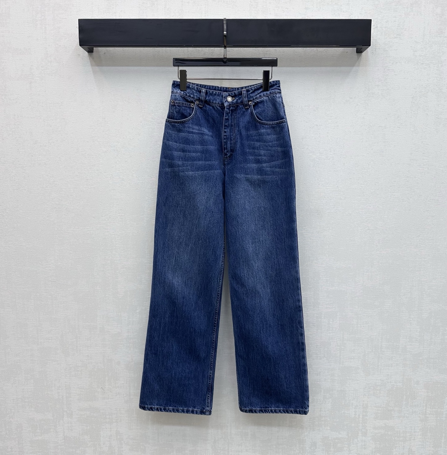 NO:752236,Louis Vuitto*2026 new arrivals, retro denim straight trousers, custom-made YB imported twill cotton denim material, very wide and stylish, aged washed blue, retro and fashionable. The placket is engraved with multiple buttons to adjust the design to add layering to the look. The back waist is decorated with contrasting leather logo letters to highlight the brand's tone. Surface accessories development. High-waist buttoned straight trousers cut. Can be paired with vest jackets from the same series. Wear as a set to raise the waistline to show proportion. Casual combination is simple and fashionable.  Series development high version,,louis vuitton,jackets & coats,19860909Louis Vuitto*2026新品上架复古牛仔直筒长裤定制YB进口斜纹棉牛仔材质 挺阔有型 做旧水洗蓝复古时髦 沿用开襟刻印多重纽扣调节设计 增添造型层次感 后腰点缀撞色标志性字母皮标装饰 彰显品牌调性 面辅料开发 高腰系扣直筒长裤剪裁 可搭配同系列马甲夹克 成套穿搭拉高腰线更显比例 随意搭配简约时髦 系列开发  高版本,,louis vuitton,jackets & coats,,Women's clothing