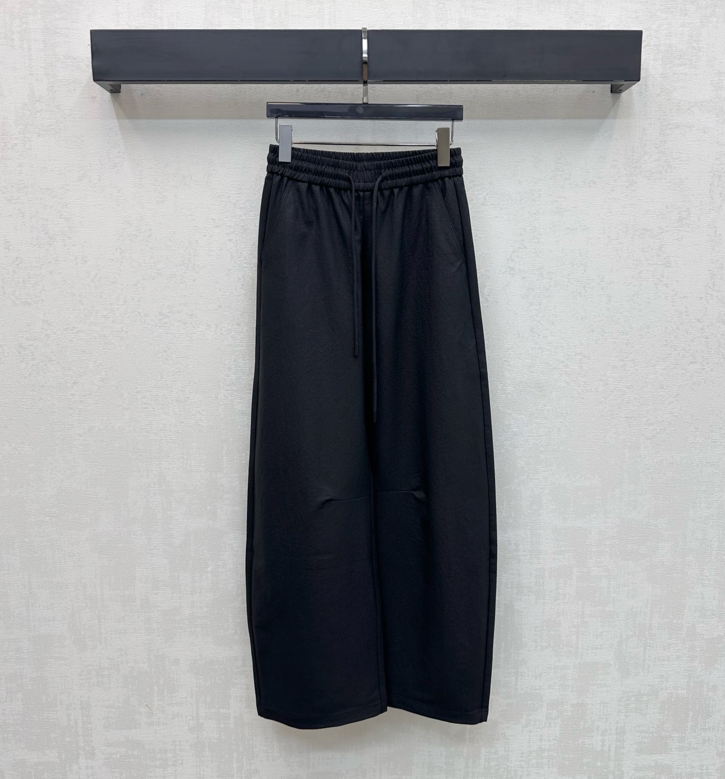 NO:752680,Chane*2025 new arrivals drawstring scimitar trousers, customized YB imported cotton material, breathable and comfortable, full of texture. The trouser head is decorated with an elastic drawstring adjustment design. It matches the scimitar version and runs neatly and smoothly. It covers the flesh without picking up the figure and adds layering to the look. The hip pockets are embellished with iconic letters and logos to highlight the brand tone. Surface and accessories development. High-waisted and wide-legged scimitar trousers cut. Relaxed yet fashionable. Matches with more high street charm. High version 2 colors 36  38 40,,chanel,19860909Chane*2025新品上架抽绳弯刀长裤定制YB进口棉纶材质 透气舒适 质感十足 裤头饰以弹力抽绳调节设计 配合弯刀版型走线利落流畅 遮肉不挑身材 增添造型层次感 后臀口袋点缀标志性字母徽标点缀装饰 彰显品牌调性 面辅料开发 高腰阔腿弯刀长裤剪裁 松弛不失时髦感 搭配更具高街魅力  高版本2色36 38 40,,chanel,,Women's clothing