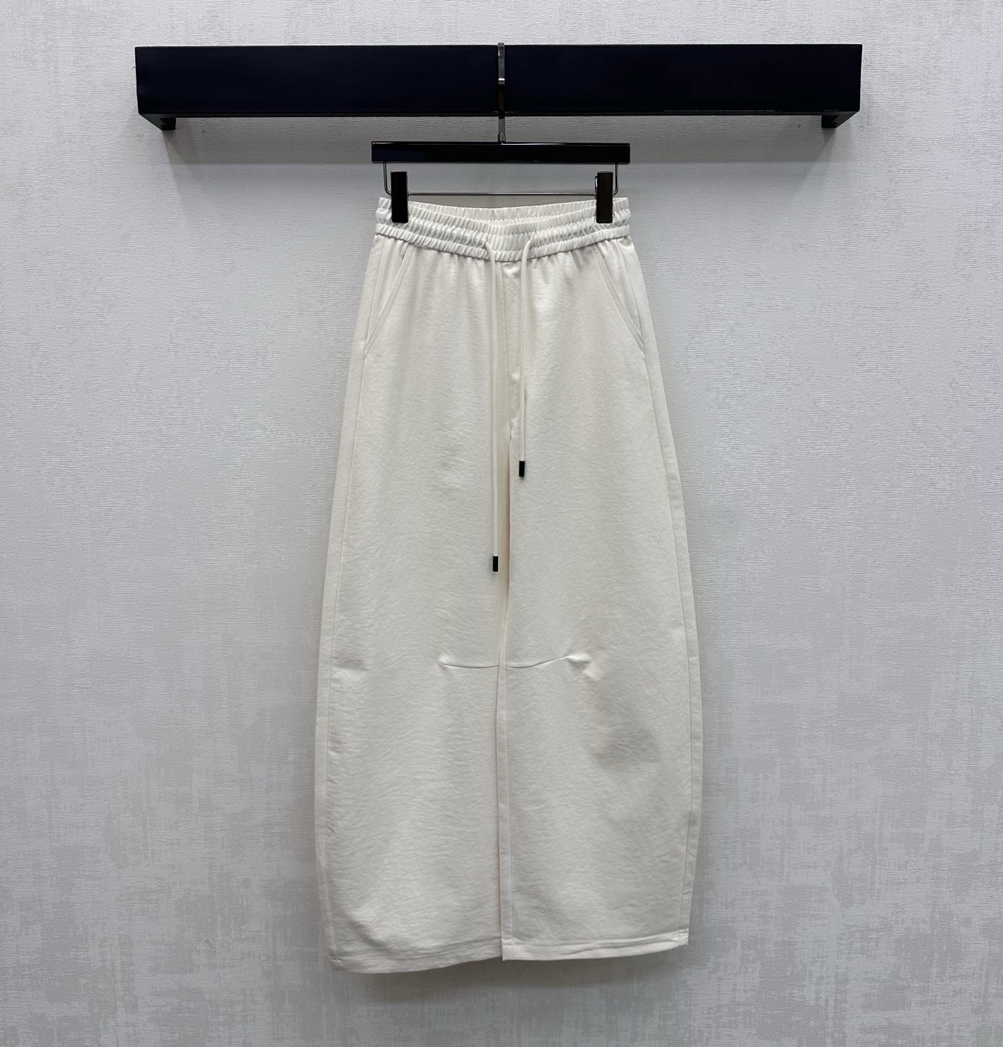 NO:752674,Chane*2025 new arrivals drawstring scimitar trousers, customized YB imported cotton material, breathable and comfortable, full of texture. The trouser head is decorated with an elastic drawstring adjustment design. It matches the scimitar version and runs neatly and smoothly. It covers the flesh without picking up the figure and adds layering to the look. The hip pockets are embellished with iconic letters and logos to highlight the brand tone. Surface and accessories development. High-waisted and wide-legged scimitar trousers cut. Relaxed yet fashionable. Matches with more high street charm. High version 2 colors 36  38 40,,chanel,19860909Chane*2025新品上架抽绳弯刀长裤定制YB进口棉纶材质 透气舒适 质感十足 裤头饰以弹力抽绳调节设计 配合弯刀版型走线利落流畅 遮肉不挑身材 增添造型层次感 后臀口袋点缀标志性字母徽标点缀装饰 彰显品牌调性 面辅料开发 高腰阔腿弯刀长裤剪裁 松弛不失时髦感 搭配更具高街魅力  高版本2色36 38 40,,chanel,,Women's clothing