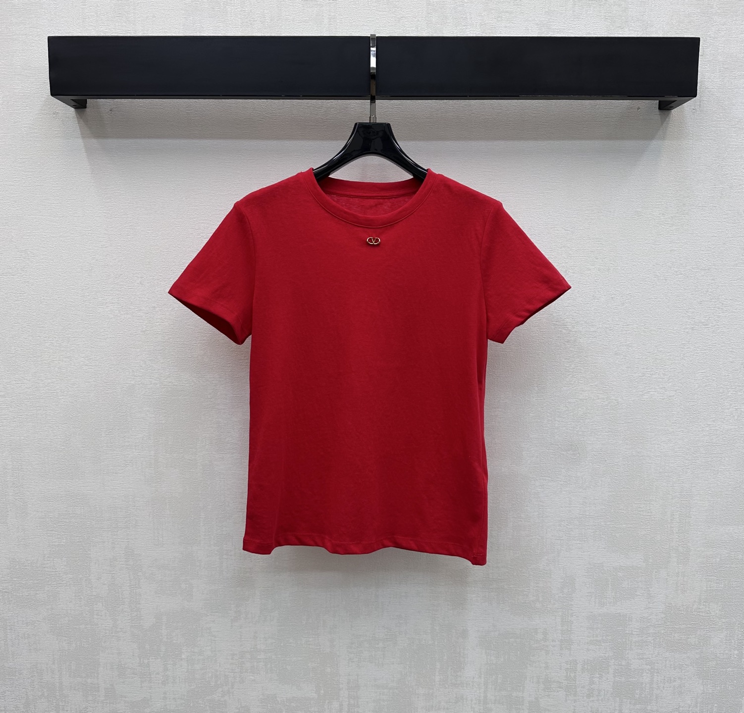 NO:752702,Vanlen*2026 new products are on the shelves with customized letter metal logo and YB imported cotton material. It is made of high-quality texture, comfortable and breathable. The neckline is processed with hemming details to add layering to the look. The metal small label with iconic letters is decorated on the chest to highlight the brand tone. Rich visual effects. Development of surface accessories. Slim-fitting short T-shirt tailoring. Unique and fashionable. Daily casual and relaxed charm. High version 3 colors, tees, t-shirt,19860909Vanlen*2026新品上架字母金属徽标定制YB进口全棉材质 质感上乘 舒适透气 领口采用包边细节处理 增添造型层次感 胸前点缀标志性字母金属小标装饰 彰显品牌调性 丰富视觉效果 面辅料开发 修身短款T恤剪裁 独特时尚 日常休闲松弛魅力   高版本3色,,tees，t-shirt,,Women's clothing