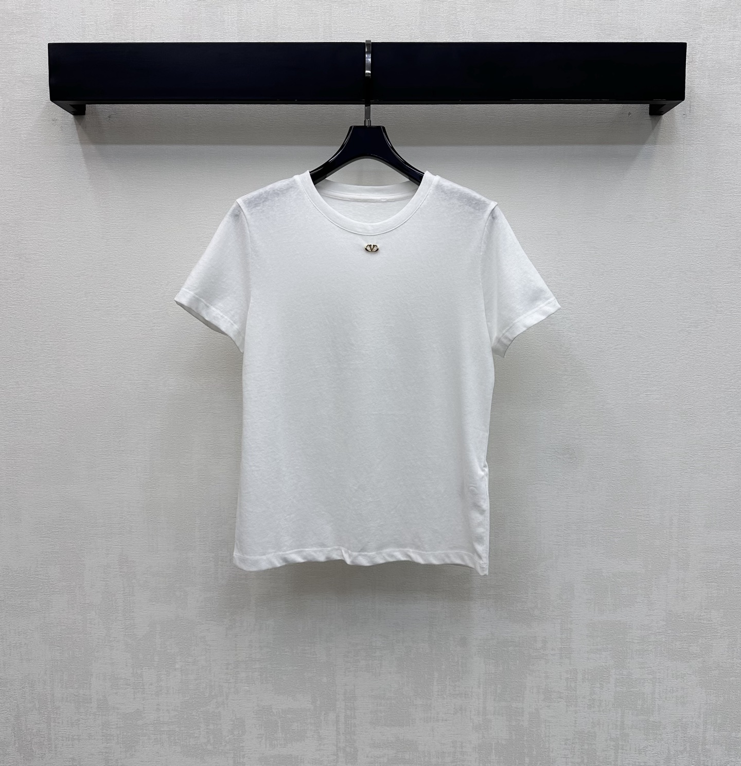 NO:752679,Vanlen*2026 new products are on the shelves with customized letter metal logo and YB imported cotton material. It is made of high-quality texture, comfortable and breathable. The neckline is processed with hemming details to add layering to the look. The metal small label with iconic letters is decorated on the chest to highlight the brand tone. Rich visual effects. Development of surface accessories. Slim-fitting short T-shirt tailoring. Unique and fashionable. Daily casual and relaxed charm. High version 3 colors, tees, t-shirt,19860909Vanlen*2026新品上架字母金属徽标定制YB进口全棉材质 质感上乘 舒适透气 领口采用包边细节处理 增添造型层次感 胸前点缀标志性字母金属小标装饰 彰显品牌调性 丰富视觉效果 面辅料开发 修身短款T恤剪裁 独特时尚 日常休闲松弛魅力   高版本3色,,tees，t-shirt,,Women's clothing