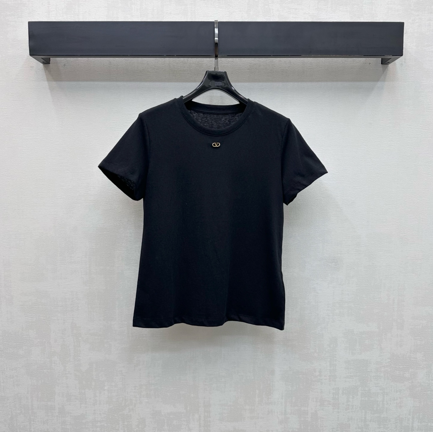 NO:752685,Vanlen*2026 new products are on the shelves with customized letter metal logo and YB imported cotton material. It is made of high-quality texture, comfortable and breathable. The neckline is processed with hemming details to add layering to the look. The metal small label with iconic letters is decorated on the chest to highlight the brand tone. Rich visual effects. Development of surface accessories. Slim-fitting short T-shirt tailoring. Unique and fashionable. Daily casual and relaxed charm. High version 3 colors, tees, t-shirt,19860909Vanlen*2026新品上架字母金属徽标定制YB进口全棉材质 质感上乘 舒适透气 领口采用包边细节处理 增添造型层次感 胸前点缀标志性字母金属小标装饰 彰显品牌调性 丰富视觉效果 面辅料开发 修身短款T恤剪裁 独特时尚 日常休闲松弛魅力   高版本3色,,tees，t-shirt,,Women's clothing