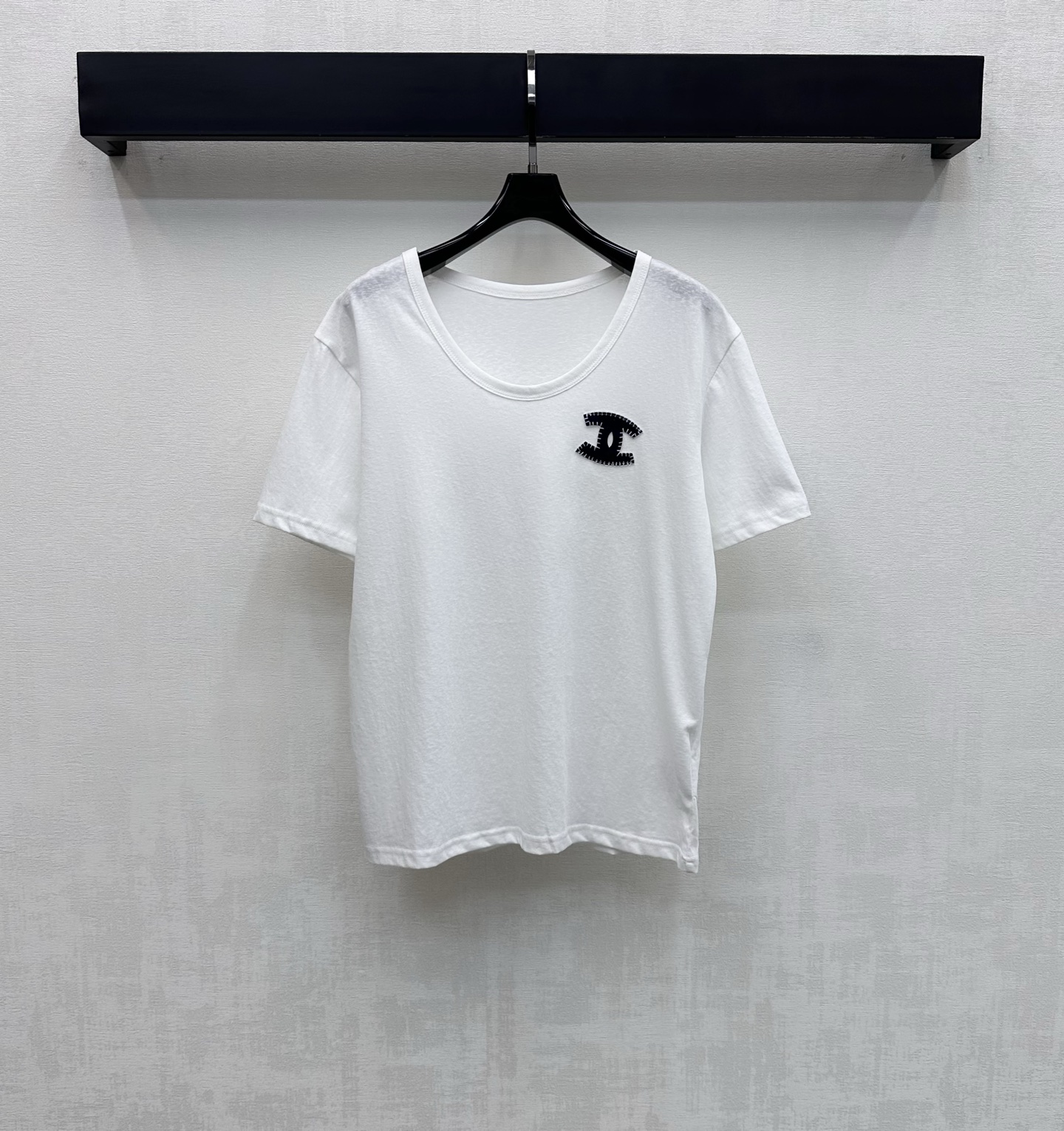 NO:752696,Chane*2026 new arrivals, letter logo short sleeves, customized YB imported twill cotton material, breathable and comfortable, full of texture, emblazoned with the iconic double C letter logo decoration on the chest, highlighting the brand tone, U-shaped neckline, threaded edge details, adding layering to the look, creating a fashionable and relaxed personality. Development of surface accessories, regular short-sleeved T-shirt tailoring, stylish when worn alone, high version 36 38 40,,chanel,T-shirt,tees,t-shirt,19860909Chane*2026新品上架字母徽标短袖定制YB进口斜纹全棉材质 透气舒适 质感十足 胸口点缀标志性双C字母徽标装饰 彰显品牌调性 U型领口螺纹包边细节处理 增添造型层次感 打造个性时髦松弛 面辅料开发 常规短袖T恤剪裁 单穿内搭出彩时髦 高版本36 38 40,,chanel,T-shirt,tees，t-shirt,,Women's clothing