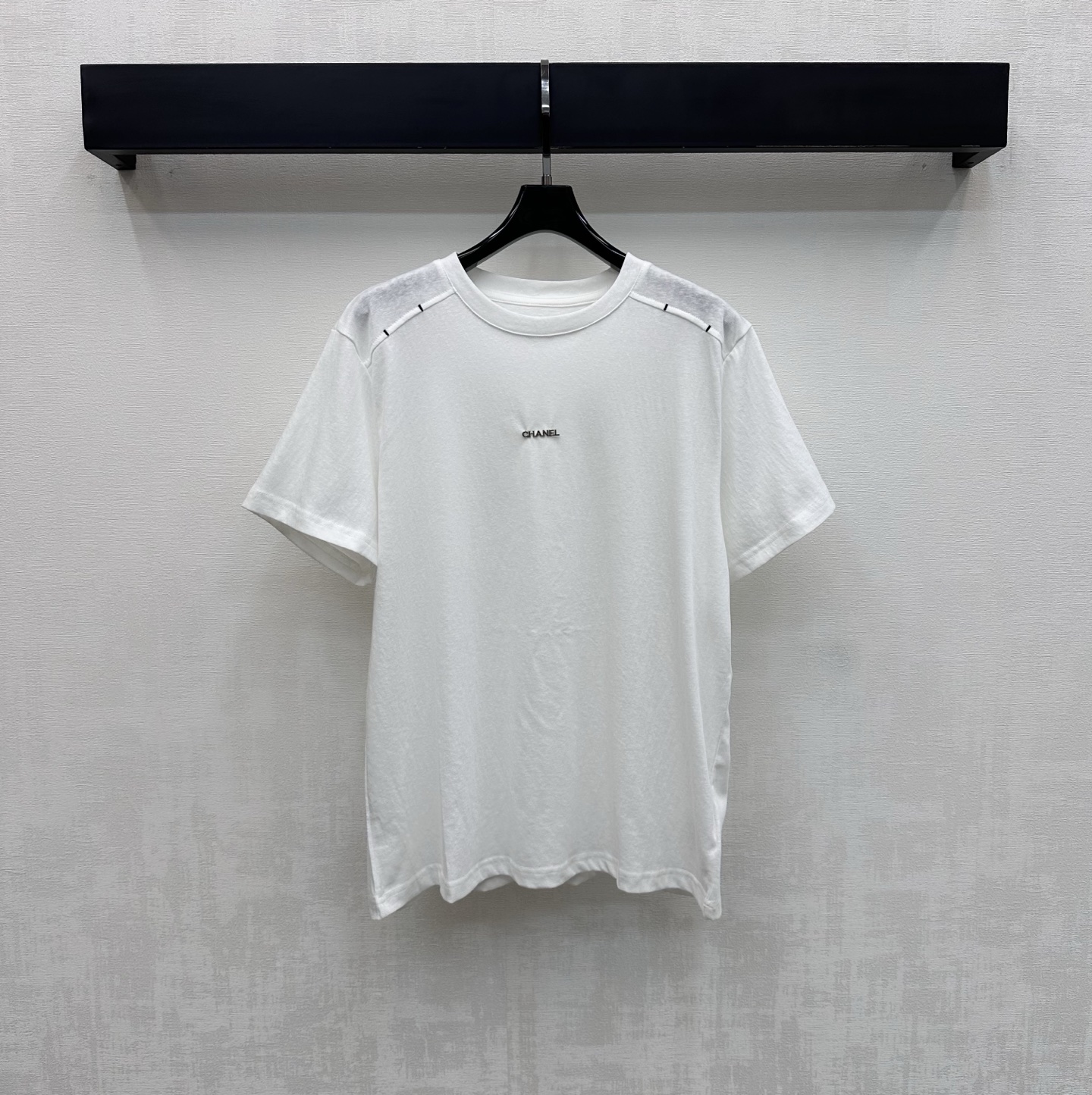 NO:752691,Chane*2026 new products on the shelves Round neck drop shoulder logo customized YB imported cotton material High quality, comfortable and breathable Black line decoration is integrated into the collar and raglan to add layering to the look The iconic metal letter logo decoration is centered on the chest to highlight the brand tone Development of surface accessories Round neck short-sleeved T-shirt pattern tailoring Outstanding and fashionable when worn alone High version 36 38 40,,chanel,T-shirt,tees,t-shirt,19860909Chane*2026新品上架圆领落肩徽标定制YB进口全棉材质 质感上乘 舒适透气 领边与插肩处融入黑色线条感修饰 增添造型层次感 胸前居中点缀标志性金属字母徽标装饰 彰显品牌调性 面辅料开发 圆领短袖T恤版型剪裁 单穿内搭出彩时髦 高版本36 38 40,,chanel,T-shirt,tees，t-shirt,,Women's clothing