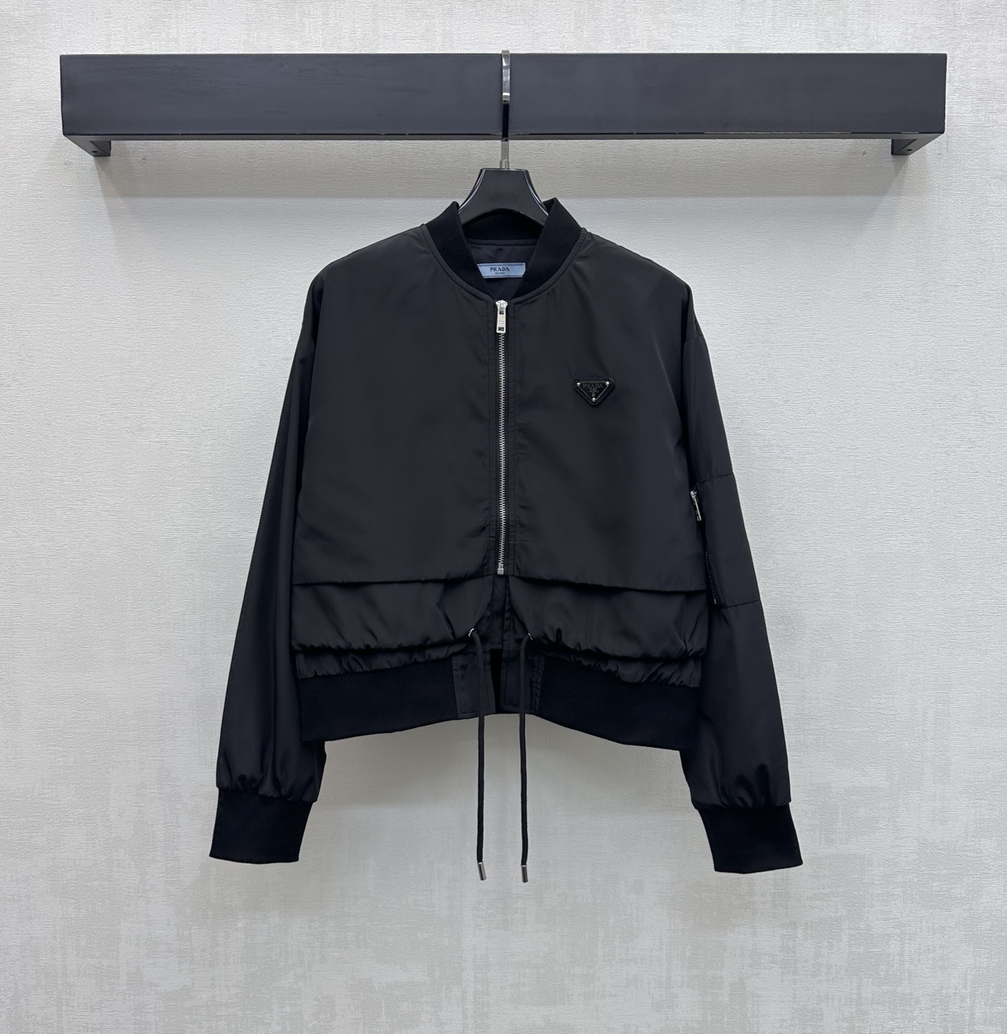 NO:752704,Prad*2026 new arrival stand collar drawstring zipper jacket customized YB imported nylon material glossy, comfortable and stylish decorated with layered placket zipper adjustment and threaded edging design to add layering to the look The iconic triangle logo decoration on the chest highlights the brand tone Hem drawstring adjustment for flexible movement Fabric accessories development Stand collar jacket jacket tailoring Can be paired with skirts from the same series Trendy and fashionable outfits High version, prada, skirts, jackets & coats, jackets &  coats,19860909Prad*2026新品上架立领抽绳拉链外套定制YB进口尼龙材质 光泽舒适有型 饰以开襟分层拉链调节配合螺纹包边设计 增添造型层次感 胸口点缀标志性三角徽标装饰 彰显品牌调性 下摆抽绳调节灵活行动 面辅料开发 立领夹克外套剪裁 可搭配同系列半裙 成套穿搭潮流时髦  高版本,,prada,skirts,jackets & coats,jackets & coats,,Women's clothing