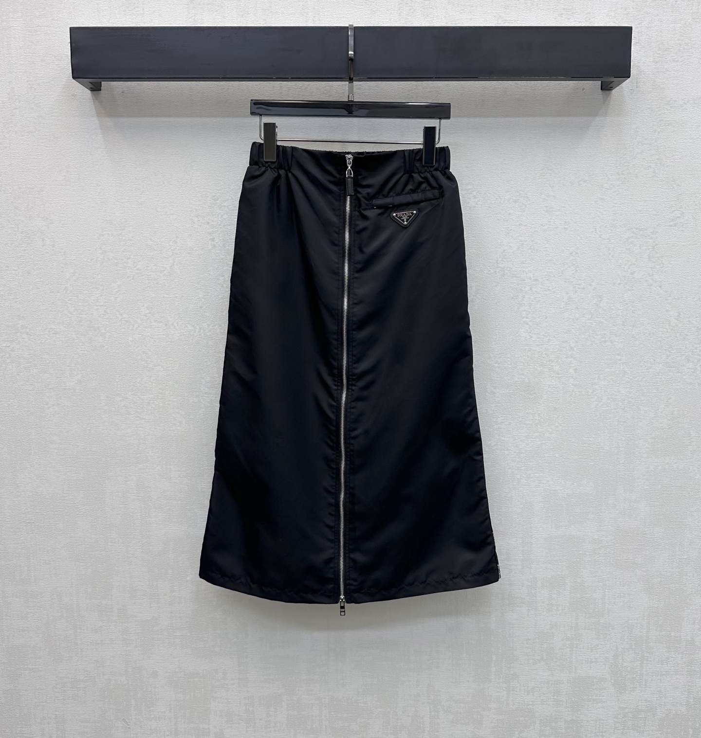NO:752698,Pard*2026 new products are on the shelves. The webbing zipper skirt is made of YB imported nylon material. It is glossy, comfortable and stylish. The two-way zipper is used to adjust the slit design to add a sense of layering to the look. It successfully covers the hips and modifies the legs to make them slimmer and looser. The waist and hip pockets are decorated with the iconic metal triangle logo. Echoing the letter webbing on the outside, it highlights the brand tone. The development of surface accessories. The high-waisted straight skirt is tailored and can be matched with the same series of jackets. The complete set is trendy and fashionable.  High version,,skirts,jackets & coats,19860909Pard*2026新品上架织带拉链半裙定制YB进口尼龙材质 光泽舒适有型 沿用双向拉链调节开衩设计 增添造型层次感 成功显瘦遮胯修饰腿形显瘦松弛 腰胯口袋点缀标志性金属三角徽标装饰 呼应外侧字母织带 彰显品牌调性 面辅料开发 高腰直筒半裙版型剪裁 可搭配同系列夹克 成套穿搭潮流时髦  高版本,,skirts,jackets & coats,,Women's clothing
