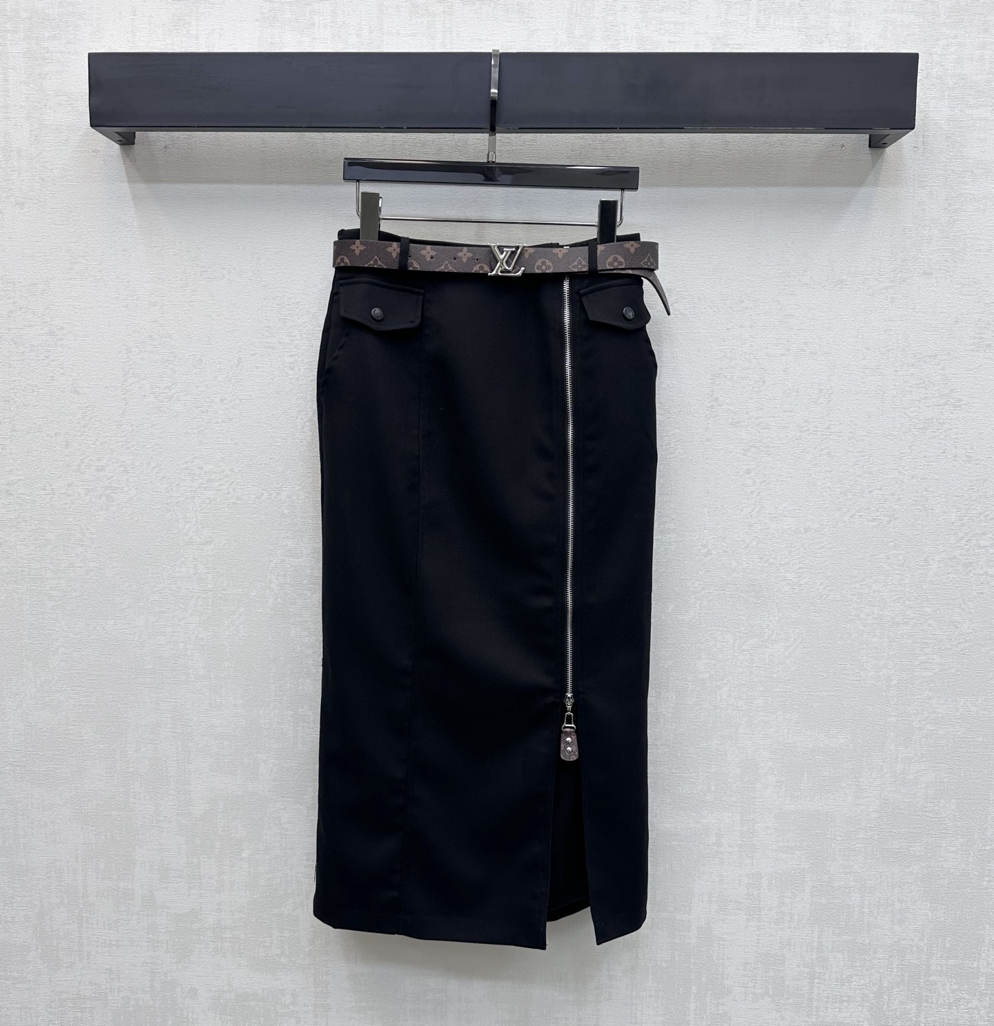 NO:752686,Louis Vuitto*2026 new arrivals. Belt slit zipper skirt. Customized YB imported twill cotton material. Textured and shiny. Slim and stylish. The waist is decorated with the iconic four-leaf clover letter all-print logo. Metal buckle belt adjustment decoration highlights the brand tone. Symmetrical flap pocket design at waist and hips. Processed with zipper slit skirt to enrich visual effects. Add layering to the look. Development of surface accessories. High-waisted straight skirt tailoring.  High-end and fashionable daily commuting wear, high version, Louis Vuitton, skirts,19860909Louis Vuitto*2026新品上架腰带开衩拉链半裙定制YB进口斜纹全棉材质 质感光泽 垂顺有型 腰间饰以标志性四叶草字母满印徽标金属扣腰带调节装饰 彰显品牌调性 腰胯对称翻盖口袋设计 配合拉链开衩裙摆处理 丰富视觉效果 增添造型层次感 面辅料开发 高腰直筒半身裙剪裁 日常通勤穿搭高级时髦  高版本,,louis vuitton,skirts,,Women's clothing