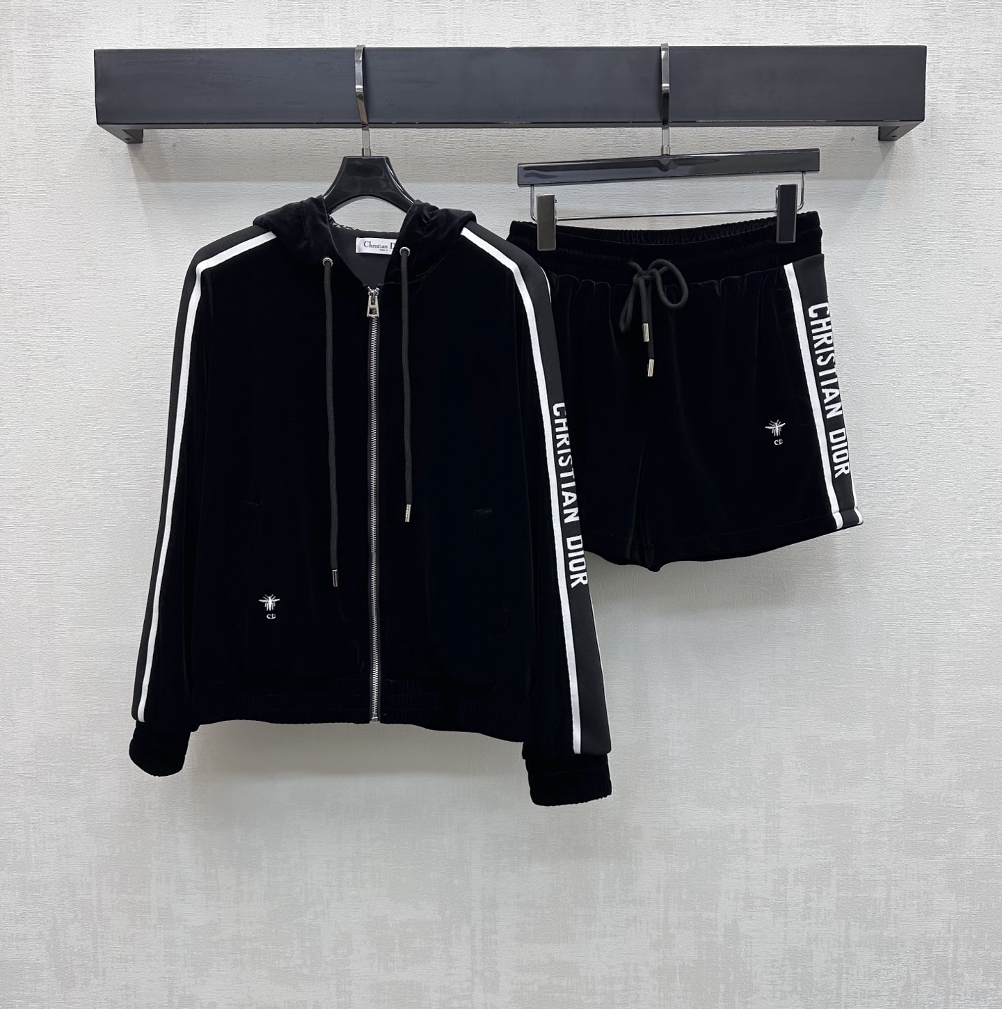 NO:752678,Dio*2026 New Arrivals Hooded Jacket Short Velvet Suit Customized YB Imported Velvet Material Textured and Glossy, Drapey and Stylish Use the zipper to adjust the placket and the contrasting design of the outer letter webbing. Match the hem and cuffs with elastic elastic processing to add layering to the look. The iconic embroidered letter bee logo decoration on the waist echoes the details of the pants to highlight the brand tone. Development of surface accessories. Hooded zipper jacket drawstring shorts set. The complete set is simple and fashionable.  Easily manageable for daily commuting. High version, dior, shorts, jackets & coats, hats,19860909Dio*2026新品上架连帽外套短丝绒套装定制YB进口丝绒材质 质感光泽 垂顺有型 沿用拉链调节开襟与外侧字母织带撞色设计 配合衣摆和袖口弹力松紧处理 增添造型层次感 腰侧点缀标志性刺绣字母蜜蜂徽标装饰 与裤子细节上下呼应 彰显品牌调性 面辅料开发 连帽拉链外套抽绳短裤套装 成套穿搭简约不失时尚感 日常通勤都能轻松驾驭   高版本,,dior,shorts,jackets & coats,hats,,Women's clothing