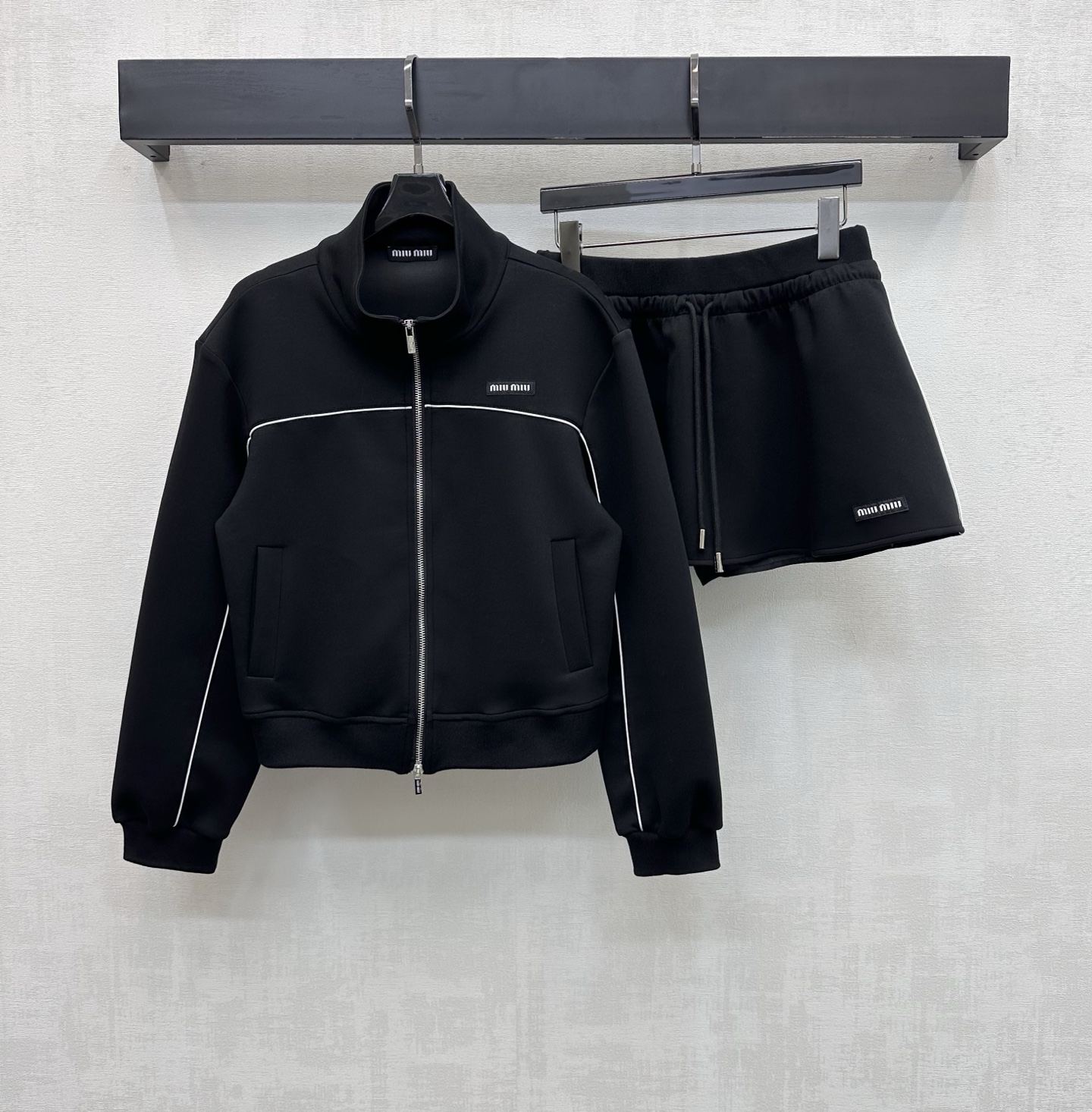 NO:752684,Miumi*2025 new products are on the shelves. Stand-up collar jacket, jacket and skirt set are made of YB imported air cotton material. Breathable and comfortable, full of texture. The open zipper adjustment is used to adjust the threaded hemming and contrasting edge details to add a sense of layering. The iconic letter logo decoration on the chest echoes the series of short skirts to highlight the brand tone. Rich visual effects make it slimmer and more tolerant. Development of surface accessories. Stand-up collar jacket and jacket with drawstring pleated skirt. Lined shorts as a base. The complete set is simple and casual.  High version,,miumiu,skirts,shorts,jackets & coats,jackets & coats,19860909Miumi*2025新品上架立领夹克外套半裙套装定制YB进口空气棉材质 透气舒适 质感十足 沿用开襟拉链调节配合螺纹包边与撞色捆边细节设计 增添造型层次感 胸前点缀标志性字母徽标装饰呼应系列短裙 彰显品牌调性 丰富视觉效果更为显瘦包容 面辅料开发 立领夹克外套搭配抽绳压褶半裙 内里安心短裤打底 成套穿搭简约休闲  高版本,,miumiu,skirts,shorts,jackets & coats,jackets & coats,,Women's clothing